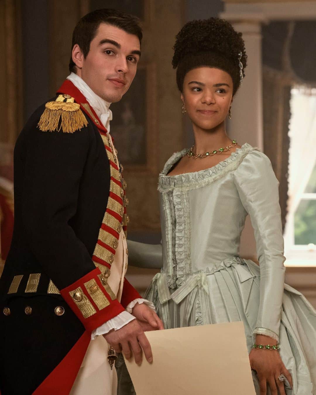 E! Onlineさんのインスタグラム写真 - (E! OnlineInstagram)「We're already burning for young King George III in #QueenCharlotte. 🔥 Link in bio for how Corey Mylchreest prepared to star in the newest #Bridgerton series. (📷: Netflix)」5月8日 6時00分 - enews