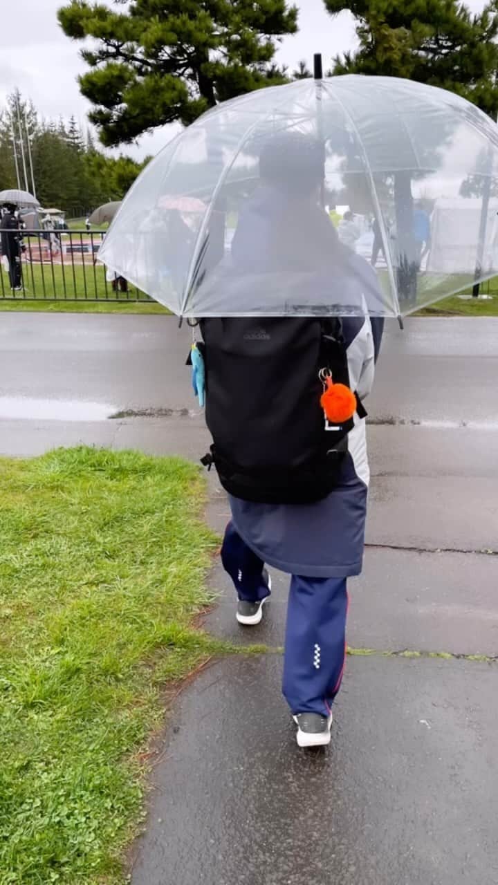MICHICのインスタグラム：「🏃‍♀️ . . . 土日の春季大会は雨と涙のスタート  アップのときからうまく跳べず、不安な顔と空気がただよい声もかけらないままゴールで待つ なんとか走りきったむすめは号泣  一歩ずつ前にすすむしかない、がんばれ！ . . . #はなの陸上日記  🏃‍♀️」