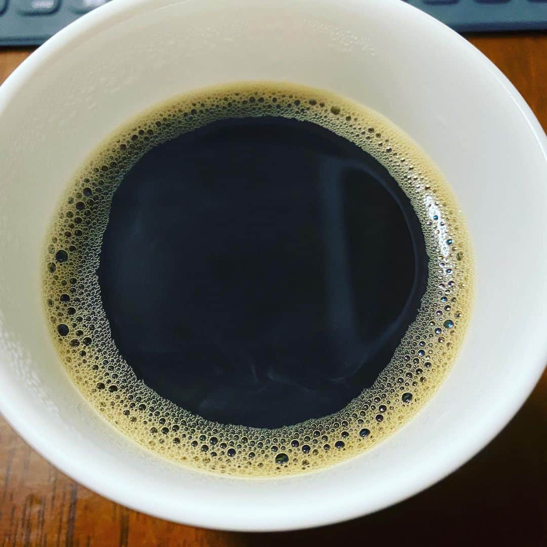 のインスタグラム：「コーヒーチャレンジ☕️  おはようございます！ 本日もコーヒーから！ (54日目)  昨日は高島屋でやってる北海道物産展に行きまして その後、吉本新喜劇で推し事始めませんか？by酒井藍feat.おやどまり に行きまして 更に、信濃さん諸見里さんリーダーのセカンドシアター新喜劇見に行きまして 終わりに、お世話になってる方のお誕生日で奈良の和やまむらにお食事に行きまして どれもこれも大盛り上がりでしたね。 いやぁ〜今日もう一回同じ流れやりたいぐらい楽しかったです！  そして今日は朝から、明日から始まる祇園の稽古です。 アキ新座長の新喜劇ですので、是非皆さん祇園まで笑いに来て下さい！  今日のパン屋さんは、 月曜日限定、市島やま食パン の販売日となってます。 数量限定となってますので、 こちらもぜひー！  GWも終わりましたが 仕事も遊びも全力で楽しみましょう！  皆さん、今日も良い一日を！  #吉本新喜劇 #カバ #コーヒーチャレンジ #苦手なコーヒーをお茶の感覚で飲めるようになるまでの道のり #コーヒー #coffee #コーヒーチャレンジ #coffeechallenge #カフェ #Cafe #吉本新喜劇 #yoshimotoshinkigeki #カバ #kaba #カフェ巡り #喫茶店巡り #カバッチグー #どーゆーそれー #次はどこでコーヒー嗜も？ #皆さん、今日も良い一日を！」