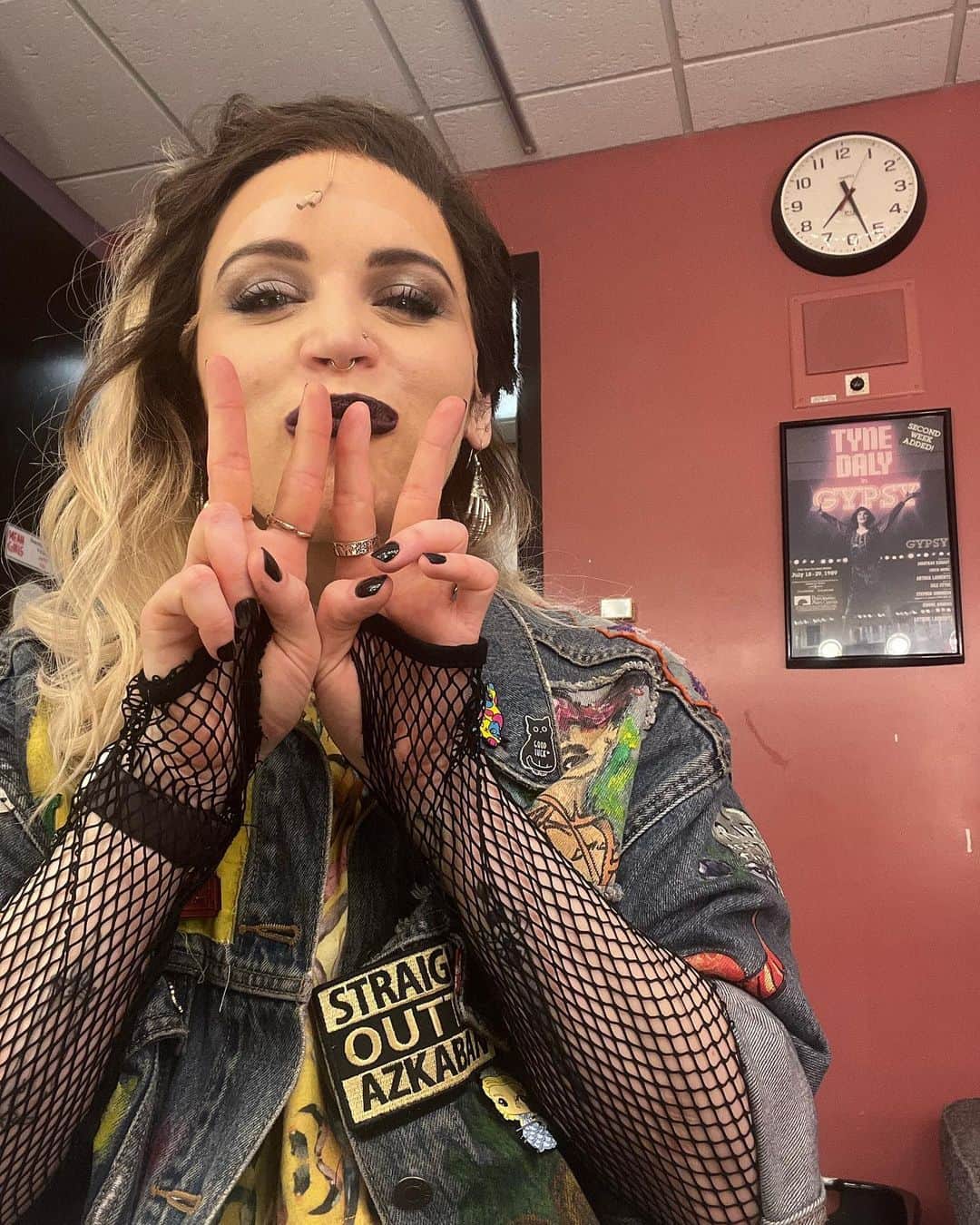 のインスタグラム：「when the company of mean girls sang happy birthday to me last week, I said to them “I came to this tour tired and broken. I’m still tired, but now I’m not broken.”  I think that sums it all up. I don’t have the words right now to express what this time has meant to me. These people, this time on the road. It has been an honor and a privilege, and the joy of my life.  Let’s do this one more time 🤍」