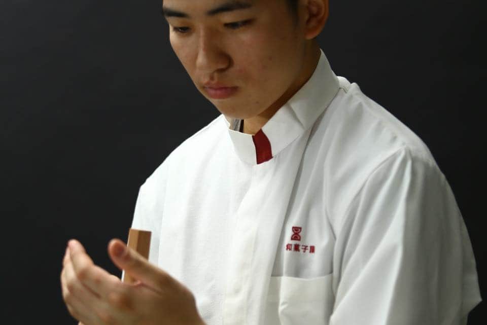 Toru Tsuchieさんのインスタグラム写真 - (Toru TsuchieInstagram)「今日の和菓子はねりきりで作った #あやめ です。 ねりきりとは白餡に餅や芋を混ぜて作った和菓子で 茶道 で使われる「主菓子」の一種です。 #撮影 用に製作しました。  今日は少し長めに書きます。 昨日の仕事を最後に野田くんは退職しました。 最初に東京製菓学校に求人の相談に行ったときに 先生に言われて授業で作ったチーズ饅頭を持ってきてくれたのが彼との最初の出会いでした。 島根県といえばチョー田舎でよく来てくれたなと思うのですが 修行なのか就職なのか５年間頑張ってくれました。 経験した人はわかると思いますがこれから向かう５年は果てしなく長いです。 しかし終わってみればあっという間 僕のわかることならなんでも話してあげたいと思い 飛行機の乗り方、マイルの貯め方、資産運用の積立 写真の撮り方、お菓子の作り方など５年間でいろんな話をしました。 僕もまだまだ挑戦できる年齢ではありますが ２０代の野田くんはこれからいろんな楽しいことや そうでもないことがあることでしょう。 おそらく希望に満ち溢れていると思います。 人に妬まれるのはある程度仕方ないこともあるでしょうけど なるべくなら周りの人に可愛がってもらえる人生を歩んでもらいたいものです。 取り止めのない話になりますのでこの辺で終わりにしたいと思いますが 福泉堂では２０２５年の春から一緒に製造をしてくれる人を募集しています。 タイミングですので２０２４年の春からでも可能ですし 先着順ですので２０２５年から働きたいと言われればそれで募集は終了します。 島根県は田舎ですけど飛行機で出かけたらそれなりに楽しめますよ。  フェイスブックページのいいね！もよろしくお願いします。 https://www.facebook.com/shishisu/  日本和菓子培训讲座接受请求。 Japanese Wagashi #Training #Seminar is accepting requests. Today's wagashi is #Iris with Nerikiri. Nerikiri is a Japanese unbaked cake based on white bean jam mixing and kneading rice cake, sugar, starch syrup. Is a kind of "Jounamagashi" as used in the tea ceremony. The sweets I've made for the shooting. #福泉堂  #上生菓子 #和菓子 #練切 #煉切 #ねりきり #お菓子 #instadaily #器 #sweets #カービング #wagashi #foodstagram #和菓子好き #日本 #foodgasm #Japon #カメラマンさんと繋がりたい #和フタヌーンティ  #若者 #卒業 #japaneseconfectioneries  #culture」5月8日 6時27分 - choppe_tt