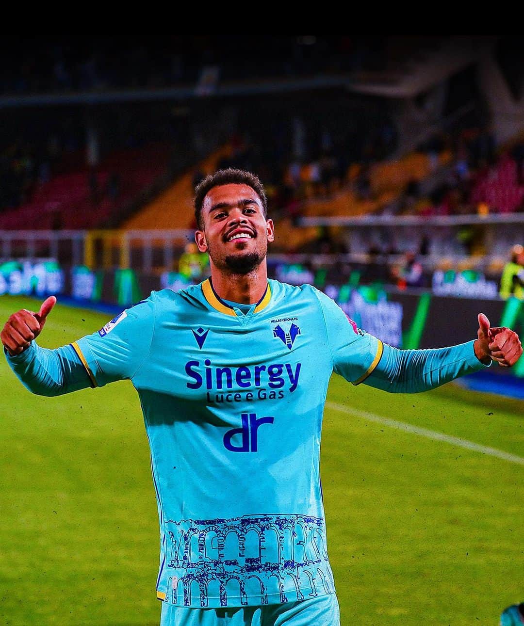 エラス・ヴェローナFCのインスタグラム：「TUTTI INSIEME, fino all’ULTIMO RESPIRO 💛💙  #DaiVerona #LecceVerona #SerieATIM」