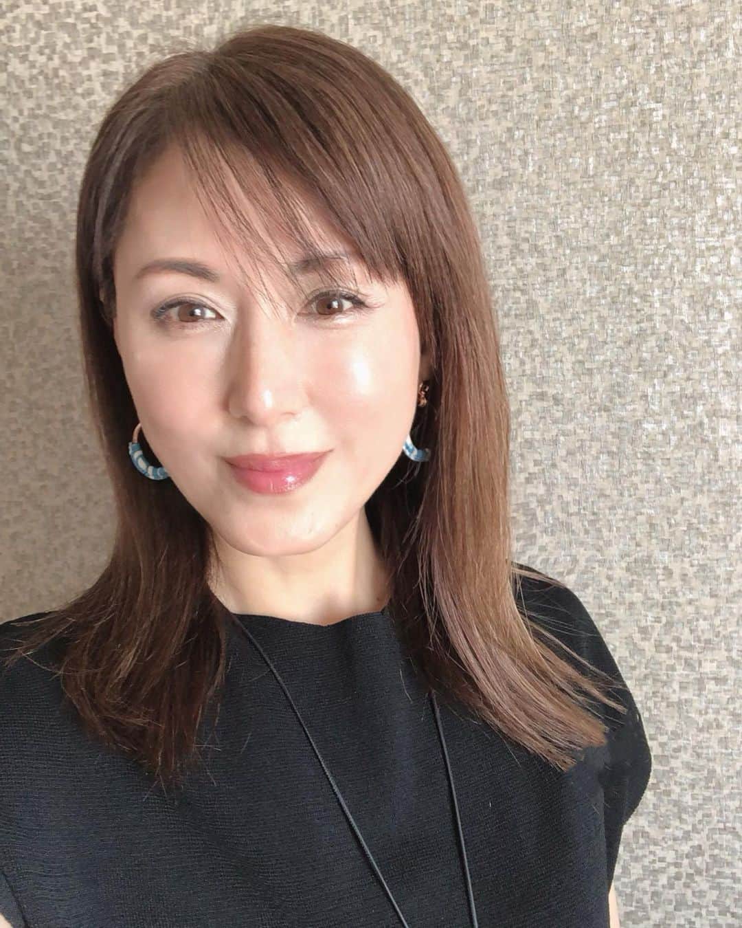Yuuのインスタグラム：「おはようございます　　  真夜中の大雨が上がって 肌寒い月曜日の朝です  たくさん遊んだ今年のゴールデンウィークが明け✨　日常が戻ってきますね💖　こちらは、今しばらく浮かれた投稿が続きますが良かったらお付き合いくださいね  今日も笑顔の1日となります様に💓  #いってらっしゃい  🦋悠々凜々🦋  #笑うかどには福来たる #around50 #今日1日を大切に　 #アラフィフ　 #大人女子 #セルフィー #smile  #selfy   いつも沢山の👍いいね📝&コメント 本当にありがとうございます  とても癒されてます💓」