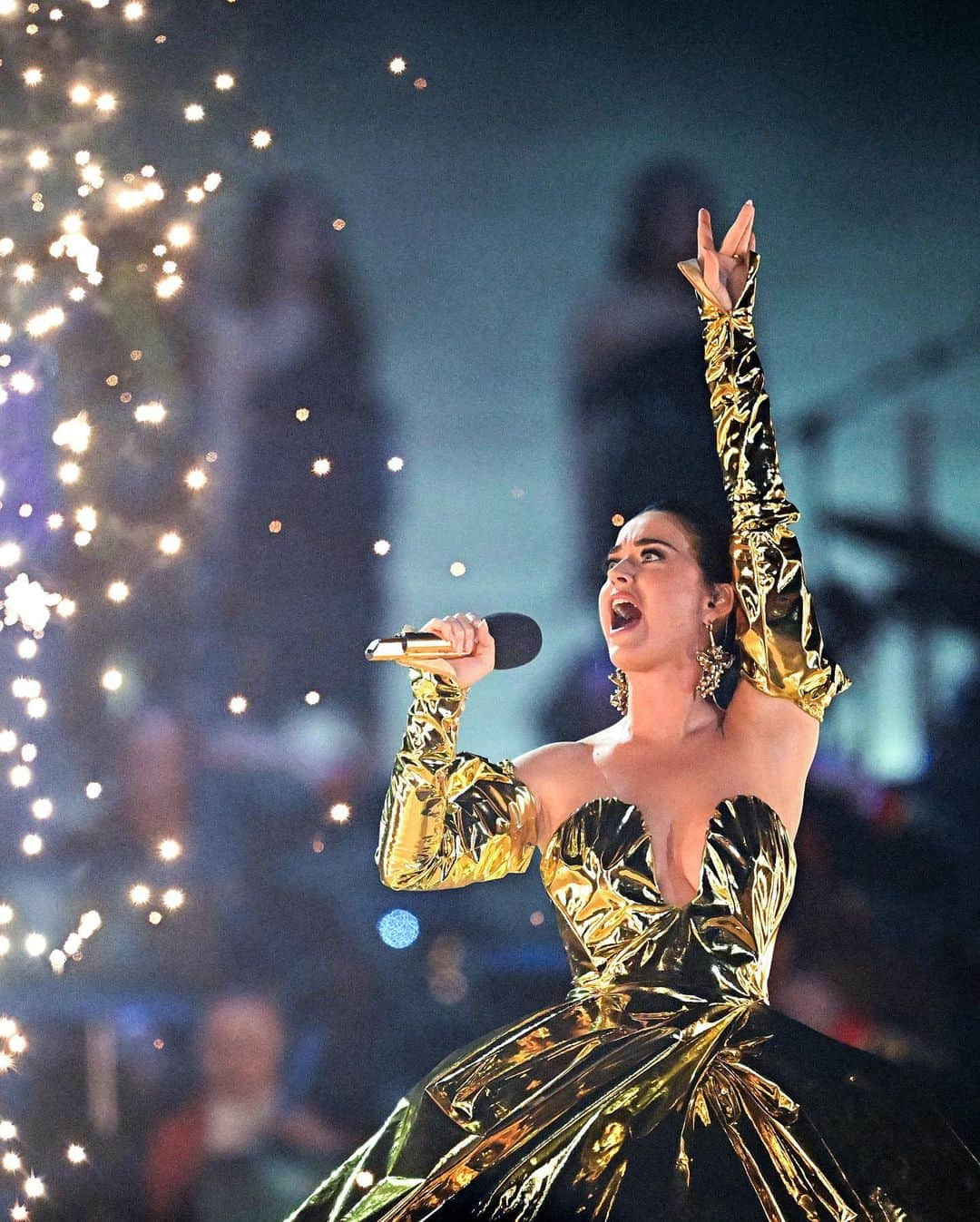 Just Jaredさんのインスタグラム写真 - (Just JaredInstagram)「Katy Perry performs at the Coronation Concert in honor of King Charles and Queen Camilla front of royal family members and thousands of attendees.  #KatyPerry Photos: Getty」5月8日 6時41分 - justjared