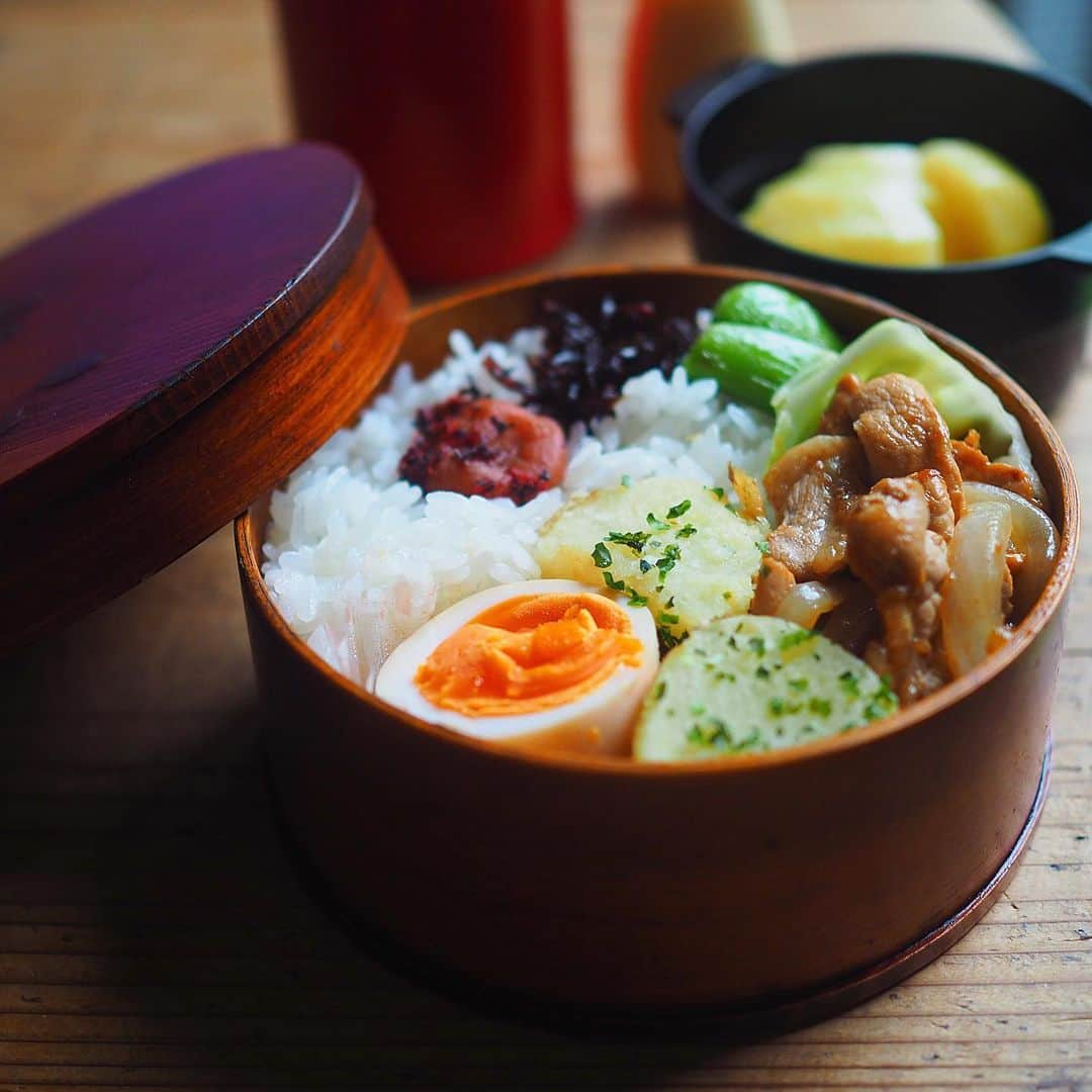 シンプルご飯が好き。さんのインスタグラム写真 - (シンプルご飯が好き。Instagram)「女子高生弁当 豚ロース生姜焼き 蒸し焼きキャベツとスナップさん 海苔塩ふかしジャガイモ 麺つゆ味玉 わかめとお麩の味噌汁 キウイ 3枚目は前日支度 ━━━☞━━━☞━━━☞━━━☞𓃟𓃟＊ 春野菜だらけのお弁当でおはようございます。 朝ラクにするために生姜焼きのタレも夜のうちに合わせておきました。  GWはほんとサッカー漬けでした。 普段は土曜日も仕事があるのでこんなに連日応援に行ったのは久しぶり。 息子の成長に泣き笑いありのGWでした。 GKの母って心臓持たないね…  丸の内さんは今週は校外学習でお泊まりがあります。末っ子と違い感情を表にあまり出さない子なので色々と心配。  バスの座席すら気になってしまう🧎‍♀️  今日から月曜日、また頑張ろー𓀤」5月8日 6時47分 - heavydrinker