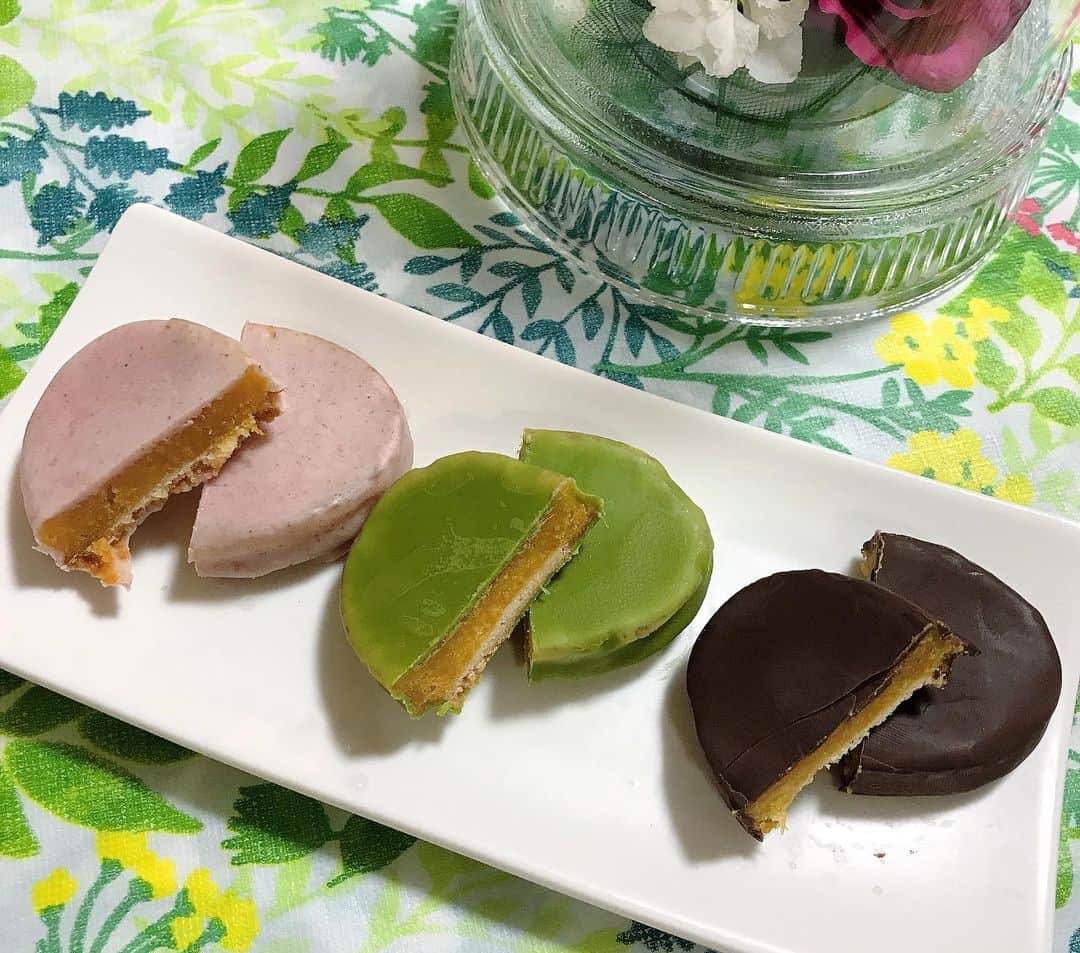 葵さんのインスタグラム写真 - (葵Instagram)「母の日にもおすすめ！！  大阪の洋菓子店「スイーツファクトリー・スリーズ」のオリジナル商品、安納芋トリュフチョコレートをいただいてみました♡ @sweetsfactorycerise  種子島産安納いもをスイートポテトに焼き上げ、ベルギー産のチョコレートで包んだ、贅沢スイーツですぴかぴか  冷やしても、温めても美味しいです♪ おいもがねっとり甘くて、それをチョコで包んでいて いい感じにマッチしています！！  チョコの味は基本プレーン・ホワイトチョコ・抹茶チョコ・苺チョコ・キャラメルチョコの５種類となっていて、 人工甘味料、化学調味料、着色料、保存料・防腐剤不使用です。  関西にいるかたはぜひこちらチェックしてみてください！！ 催事があります。  5/3～5/9　　神戸大丸 5/10～5/21　あべちか 5/17～5/23　JR名古屋高島屋 5/23～5/29　OsakaMetro 西梅田駅 5/31～6/6　  OsakaMetro なんば駅  #安納芋トリュフ #スイーツファクトリースリーズ #sweetsfactorycerise #大阪スイーツ #堺スイーツ #母の日 #チョコレート #安納芋」5月8日 7時02分 - dolphin_coconut