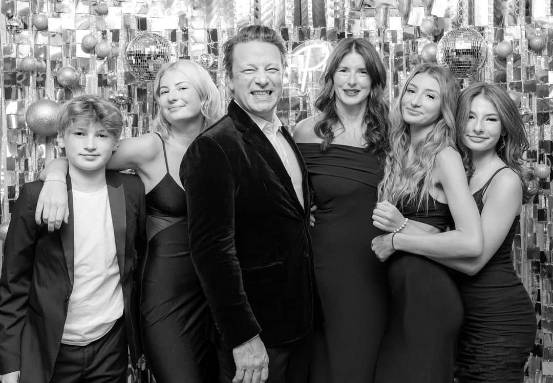 ジェイミー・オリヴァーのインスタグラム：「Me and the gang on my daughter Poppy’s 21 st birthday party…..what’s a night …Thanks to all that celebrated with us and who helped put the party together big love jamie xx」