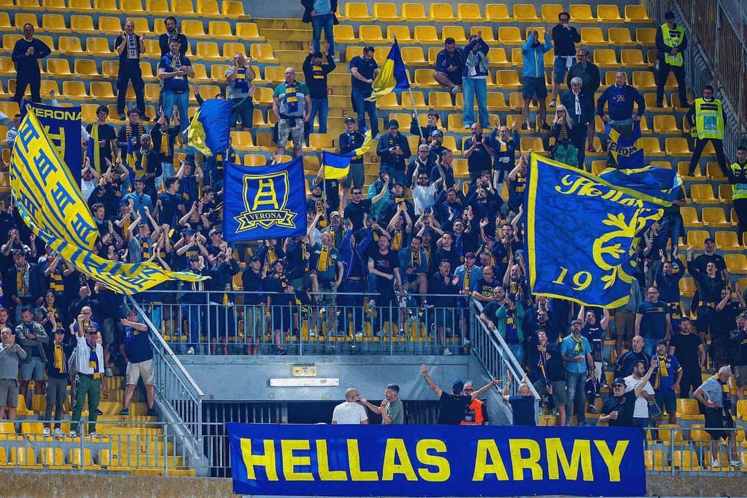 エラス・ヴェローナFCのインスタグラム：「2️⃣3️⃣1️⃣ volte buon rientro 💛💙」