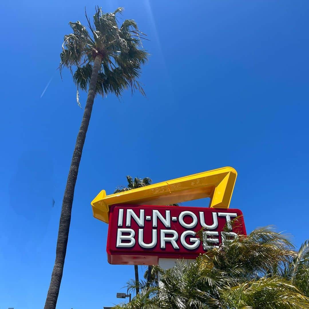 マキ・コニクソンさんのインスタグラム写真 - (マキ・コニクソンInstagram)「LAからおはよ！😊  朝から素敵なお仕事をしました！ふふふ😁 言えないのが残念💦  スタッフが空港に行く前に皆んなで サクッとランチ！🍔🍟 私が大好きな “In-N-Out Burger”にしました！ ここは飛行機の着陸が見れる 絶好のフォトスポット！📸 旅行に行った気分のおすそ分け🦃✈️  大きな機体✈️が目の前に見えるんです！ 場所はSepulveda BLVDと92ndの角に あります！是非行ってみてー！ 美味しくてコスパが良いフレッシュバーカー プラス飛行機の絶景がみれます！✈️ まさに一石四鳥ぐらい！🦃🦤🦚🦜  粘ったんだけど日本の航空会社は 飛んでませんでしたー。💦 と、思いきやANAをキャッチ出来た！ (ストーリーを見てね！) 諦めなくてよかった！👍🏼  明日はエンジェルスのナイトゲーム⚾️ Monday Night Baseball を 観にアナハイムに行きます！ わくわく楽しみ〜っ！🤗  今日は朝から充実した一日！ ご縁に感謝です！🙏🏻 ハワイには公式野球チームがないから 私は大谷翔平選手のいるエンジェルスを 応援しています！📣👼🏻❤️ CCもLAに住んでるからねー！  では、では、お互い アロハッピーな一日を過ごそうねー！ 口角あげて行ってらっしゃ〜い！😄👋🏼  #エアLA #LAのおすそ分け🤙🏼  #穴場スポット #航空ファンにはたまらないスポット #innoutburger🍔🍟  #losangelesangels  #大谷翔平選手」5月8日 6時55分 - makikonikson