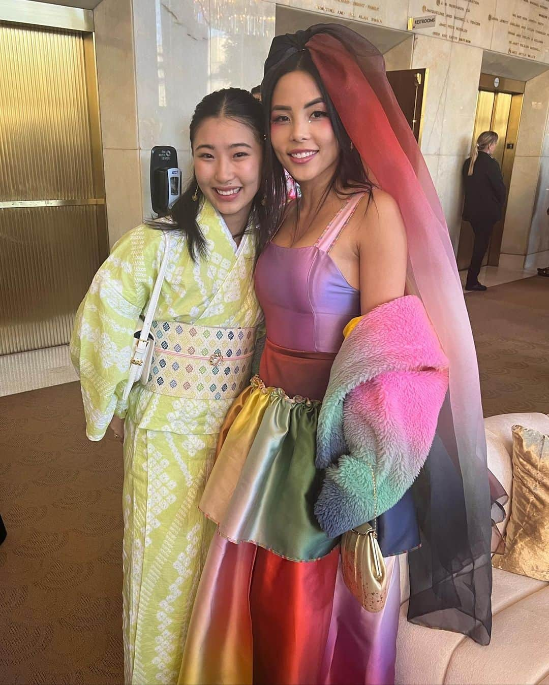 篠原枝令菜さんのインスタグラム写真 - (篠原枝令菜Instagram)「So honored to be a part of the Gold Gala with such amazing, inspiring AAPI icons 😍  I feel very blessed to represent Japanese culture through my beautiful yukata from @kimonoyamato 👘 as well as the rhythmic gymnastics community 🤸‍♀️🫶  #goldgala #aapi #japanese」5月8日 6時56分 - elena_shinohara