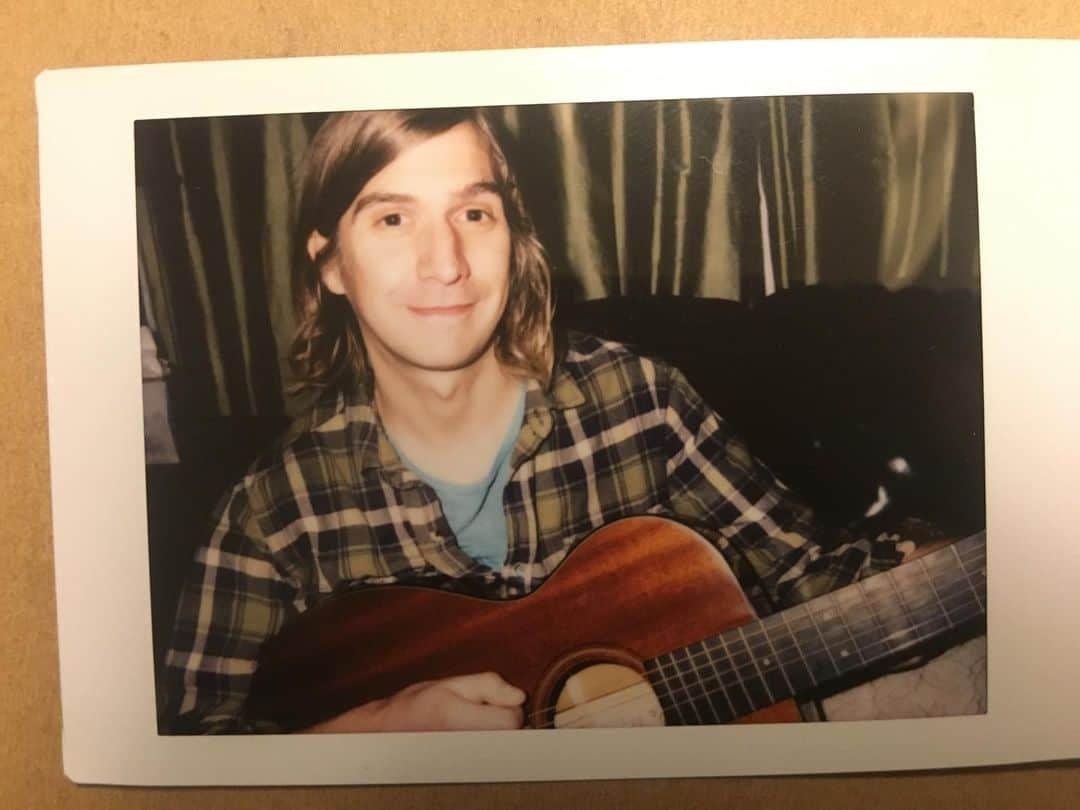 コートニー・バーネットのインスタグラム：「So sad to hear the news about Rob Laakso, sending all my love to his family and friends. Rob was one of the kindest people, and such an amazingly talented and thoughtful musician. I’ll forever hold dear those Sea Lice days Rob, love ya xx」