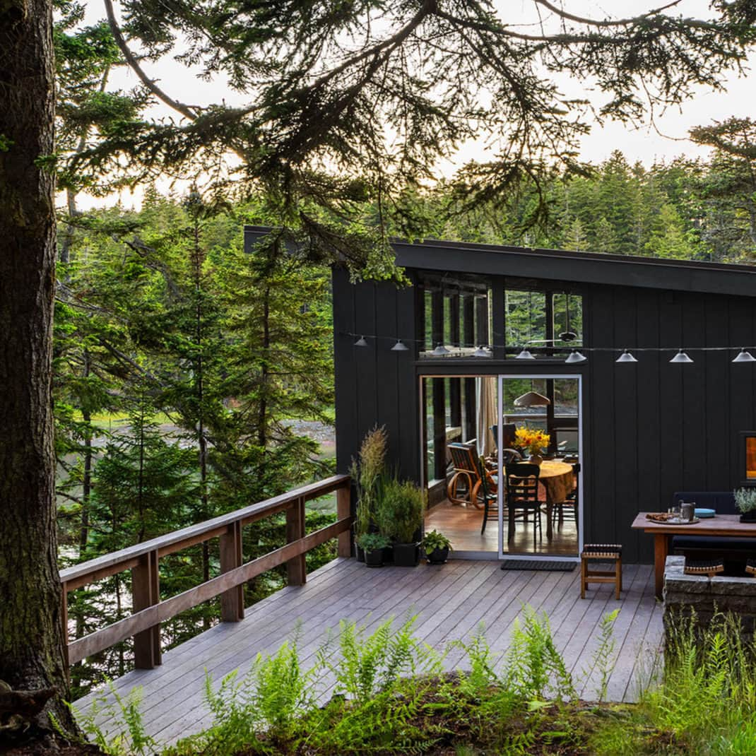 ELLE DECORさんのインスタグラム写真 - (ELLE DECORInstagram)「The minute Carolyn Evans opened an email from her friends with a listing for a rental house on Maine’s Deer Isle, she immediately booked it for the month of August. Built in 1968, the home is on 12 acres and overlooks the Atlantic Ocean and Crockett Cove. “It had me at the full glass front,” she says. Better still, it was designed by Emily Muir, an artist, environmentalist, philanthropist, and self-taught architect whose homes were legendary. She was instrumental in bringing to Deer Isle the esteemed Haystack Mountain School of Crafts, designed by the architect Edward Larrabee Barnes. Between them, the pair put down Maine’s modernist roots with a shared vision: that every building be a showcase for the landscape. No surprise, when the house magically appeared on the market, Evans snapped it up.   Click the link in bio to see inside this seaside gem, as seen in our May 2023 issue. Written by @kathleenhackett. Photographed by @mauramcevoy. Styled by @basha_oog.」5月8日 7時00分 - elledecor