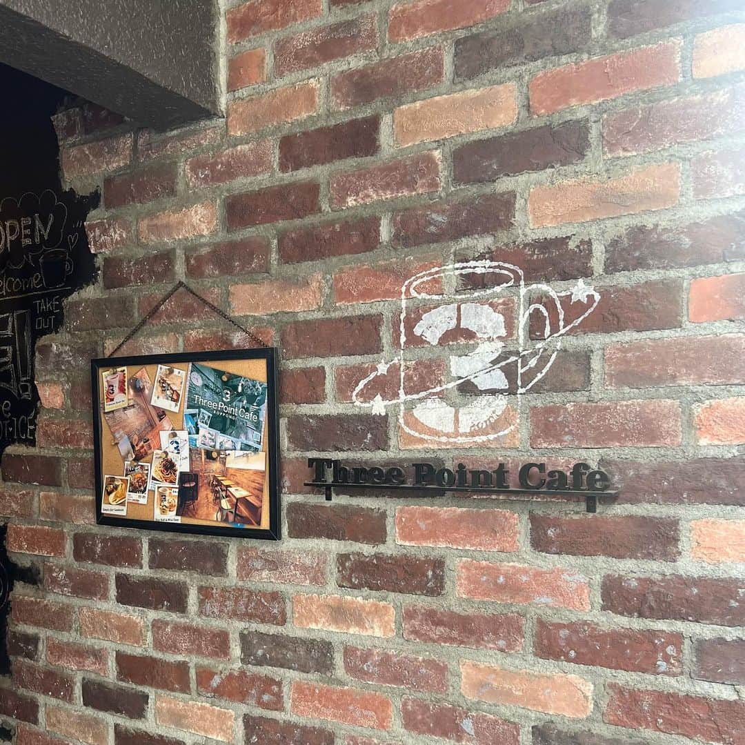 靖乃のインスタグラム：「今週、靖乃はThree Point Cafe-ROPPONGI-に5/11(木)の11〜15時でおります🌟  雨の週始めではありますが、今週もゆっくり頑張りましょ🎵 ドロシーは2本ライブがあります🌹  #靖乃 #ハイダンシークドロシー #淡路島 #ピン毛」