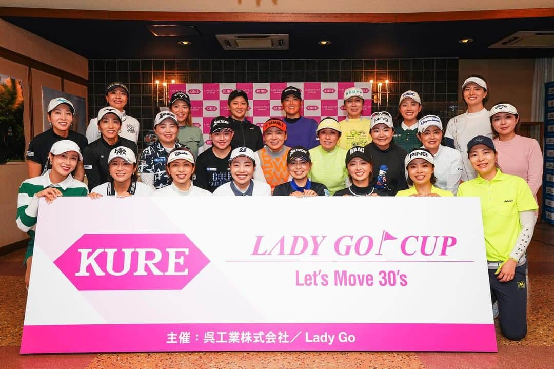 原江里菜 のインスタグラム：「KURE×LADYGO CUP2023~Let's Move 30's~ 今年もたくさんのご支援ご協力のもと、開催して頂きました！  まずは 佐藤靖子プロ、西山ゆかりプロ、優勝おめでとうございます！ 2人の優勝スピーチは選手全員の涙腺を崩壊させました。笑 素敵な表彰式にしてくれて、ありがとうございました！  また今年は、自分のことでいっぱいいっぱいで智恵ちゃんが本当に頑張って進めてくれていました。 そんな智恵ちゃんとスタッフの方々、この試みに共感してくれるたくさんの選手のおかげで、また素晴らしい大会が開催されたこと嬉しく思っています！  私個人はと言いますと、しっかりチヒさんの足を引っ張りました。笑 ただ、結果以上にチヒさんの試合勘や技術、思考を近くで見ることができて、本当にいい経験ができました。 チヒさんは尊敬する選手の一人です。 20年以上日本で戦い23勝し、東日本大地震が起きた年にはバーディーを1つ獲るごとに被災地に10万円を寄付する活動を続け、日本に寄り添ってくれていた選手でもあります。 今の若い選手はゴルフも上手く、意識も高い。 それは本当にすごいこと。 ただ、それを何年何十年も続けていくことの難しさを知ったからこそ、チヒさんのような選手の凄さも分かります。 いろいろな岐路に立ち、それぞれの選択をしていく中で、結婚、出産だけではなく、現役にこだわる選手の生き方も一つのロールモデルになると感じた今回。 そんな選手にも寄り添える試合になっていけたらなと思います。 今年はこの1試合だけではなく、あと何試合かの開催も予定しています。 また有観客にも挑戦しようとスタッフの皆さんも動いてくれています。 その時は、ぜひ会場に遊びに来てください！  #得意の時差投稿 #チヒさんと組み優勝しか見てなかった結果 #力みしかないラウンドとなり #過去一番謝罪の言葉を口にした試合になりました #次回私がチヒさんと組んでなかったらクビになったと思ってください笑」