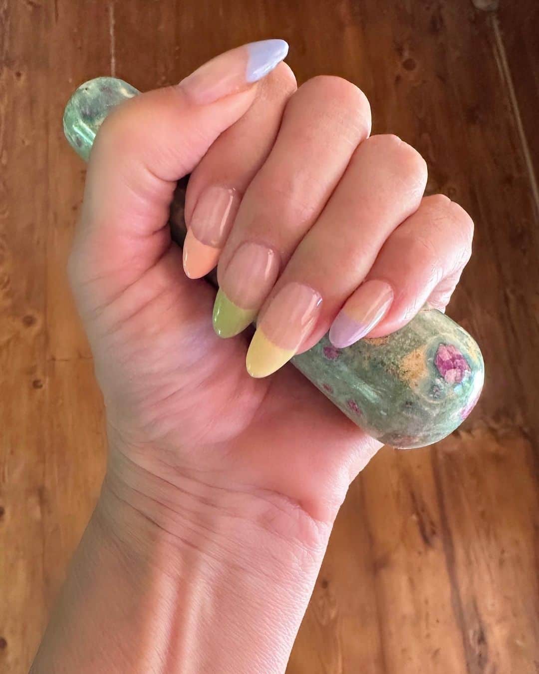 ジェニファー・ティリーさんのインスタグラム写真 - (ジェニファー・ティリーInstagram)「Love my new nails by @beautyundone! 💕💅🏻💗 Thanks to @gratifiedsoul for the inspiration! 😘   #nails #nailsofinstagram #naildesign」5月8日 7時42分 - jennifertilly