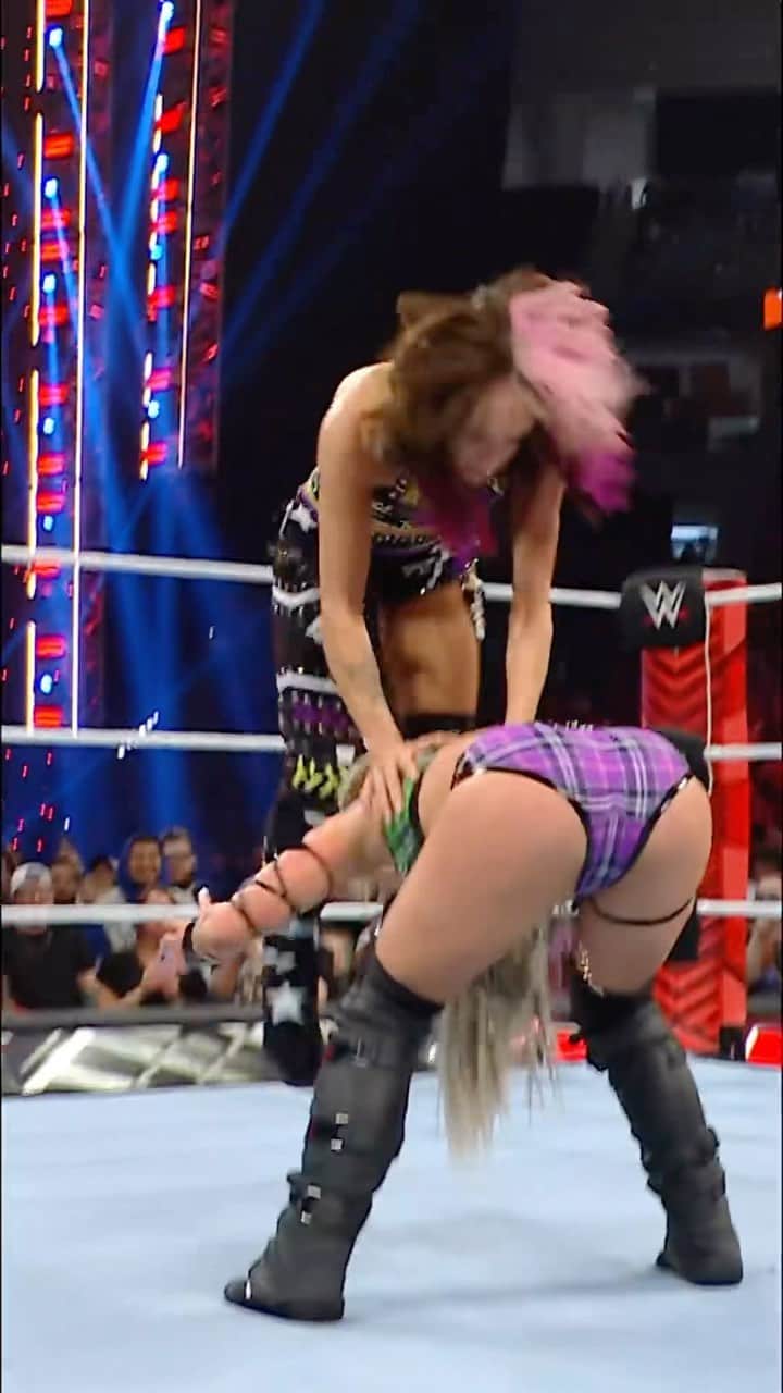 イーヴィーのインスタグラム：「Who will get the next Kairopractor on #SmackDown?」