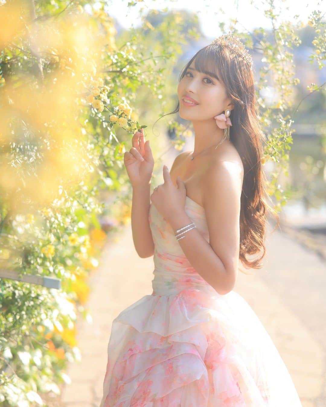 舘林佳史のインスタグラム：「ミスコン世界大会グランプリ ミスビビアナジャパン主催　@missvivianajapan  水川美南ちゃん❣️ @minamizukawa   make: @hairmake_sari_   カメラマン: @tatephotox   誰でも物語の主人公になれるをキャッチコピーに ドラマや映画の物語のワンシーンの様なDramaticStoryPhotと言う名前で活動作品作りをしています。  大好評のドラマティックフォトのご依頼はこのクオリティーで30000円〜(ほぼ諸経費)で受け賜わっています)^o^(   たった一枚の写真で人生が変わる‼️  モデル宣材撮影 コンポジ Book作り プロフィール撮影 ブライダルフォト記念撮影 衣装レンタル 成人式 着物 ドレスロケーションフォト スチール サロンモデル撮影 写真集等撮影のご依頼何でもお気軽にお問い合わせDM下さい✨📩   ༚┈❁┈༚༝༝༚┈❁┈༚༝༝༚┈❁┈༚༝༝༚┈❁┈ ༚༝༝༚┈❁┈  #プリンセス #ウエディングフォト #ナイトフォト #アーティスティック  #フォトジェニック　#ドラマティックフォト　#インスタ映え　#作品作り　#写真集　 #撮影依頼　#シューティング　#撮影依頼募集中 #ファインダー越しの私の世界 #写真を撮るのが好きな人と繋がりたい  #ストロビスト　#モデル募集 #モデル」
