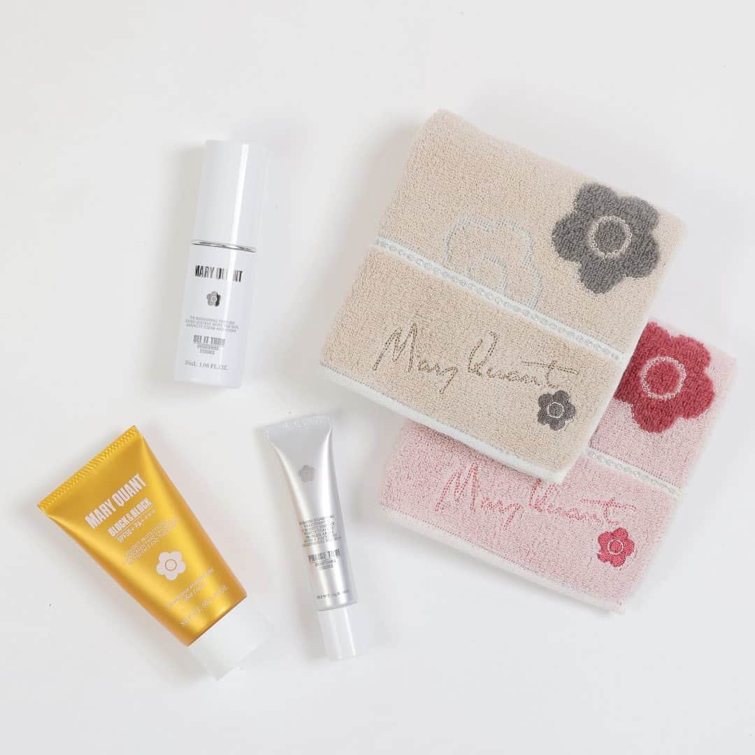 MARY QUANT officialのインスタグラム：「オンラインショップ限定！ 紫外線対策にぴったりのアイテムが セットでスペシャルプライスに - 日やけ止めと美白美容液、 ミニタオルを 組み合わせたセット2種をご用意 早めのケアで肌を守りながら うるおった透明美肌に - #サマーケアスペシャルセット2023 (数量限定) - #シーイットスルーセット #プレイズトゥルーセット - オンラインショップでは5/31まで 送料無料キャンペーン開催中！ ※全てのお買い物が対象 - #MARYQUANT #マリークヮント #紫外線対策 #透明美肌 #美白 ※1 ※1 メラニンの生成を抑え、シミ・そばかすを防ぐ」