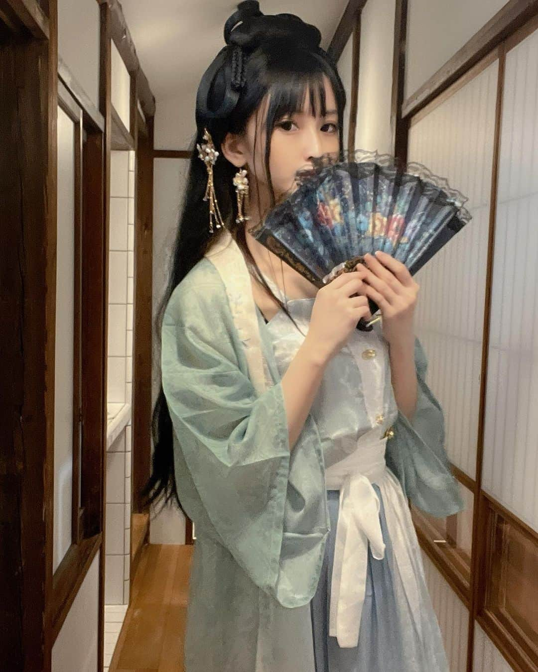 辻りんのインスタグラム：「漢服撮影📸 綺麗な衣装✨ そしてフォロワー1.8万人ありがとうございます♡  これは一眼レフではないけど 貼っときます🫶  #漢服 #撮影会 #撮影会モデル #グラビア #ポートレートモデル #ポートレート」