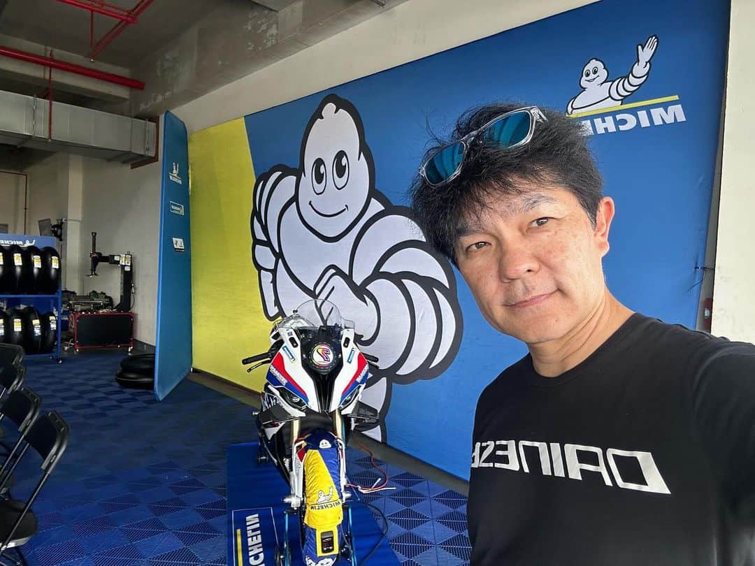 原田哲也のインスタグラム：「台中にサーキットの視察に来たらミシュランのイベント開催していてちょっとお邪魔してきました！ #michelinmotorcycle #dainese #taiwan」