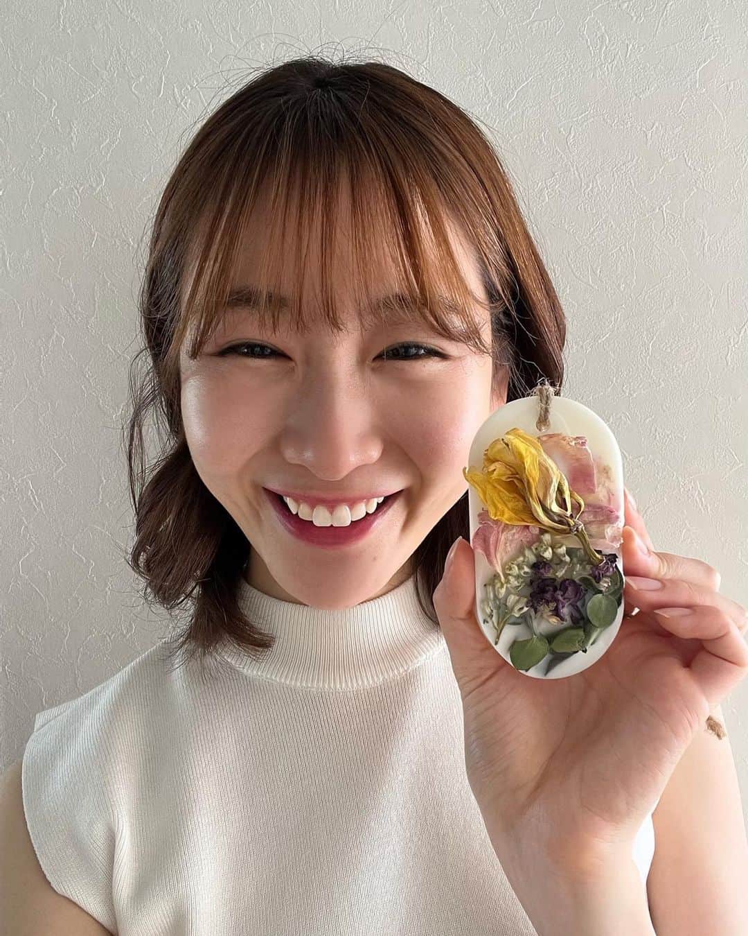 フジテレビアナウンサーのインスタグラム：「ロスフラワーを使ってサシェという芳香剤を作りました💐 捨てられてしまうお花が見事に大変身！ 本物のお花を使った芳香剤は良い香りがするだけでなく、見た目もとっても可愛いです😍 自宅に飾って癒されています🤤  #体感サステナWAVE #楽しくアクションSDGs #ロスフラワー #サシェ　#芳香剤 #フジテレビアナウンサー #岸本理沙」