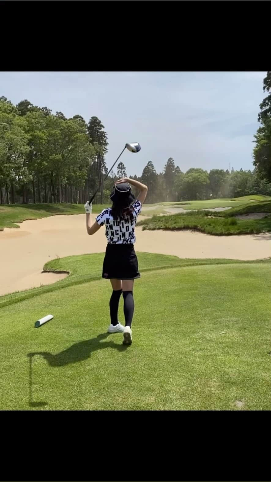 相川友希のインスタグラム：「砂まみれの日⛳️ 24時間、強風が吹いてたような日。。風速8メートル なのにゴルフ場パンパンだったよ❣️さすがGW！！ #GW #バンカーホール　#砂痛い　#痛風　#ゴルフ　#golf #強風 ゴルフ終わりに身体を拭くと、白いタオルが茶色に🤎 こんな日は #サングラス　が必要なんだね。。 目の中も砂だらけ😂サングラスをゴルフバッグに忍ばせておこう❣️ #🕶️ #大好きなゴルフ場のひとつ　#スポーツ　#練習  GWは電車でお出かけしたよ♡ パパの母校へ🚃🏉 #渋滞回避　#電車でGO #お酒  初日に飛ばしすぎて、疲れてしまった🙋‍♀️連休あるあるな過ごし方でした♡ #連休あるある  みんなはどんなGWだったかな⁉️ #全部思い出 @michiko_london_golf  風にも負けないスカート♡めくり上がったらだらし無い🥰 #ゴルフウエア　#ゴルフコーデ」