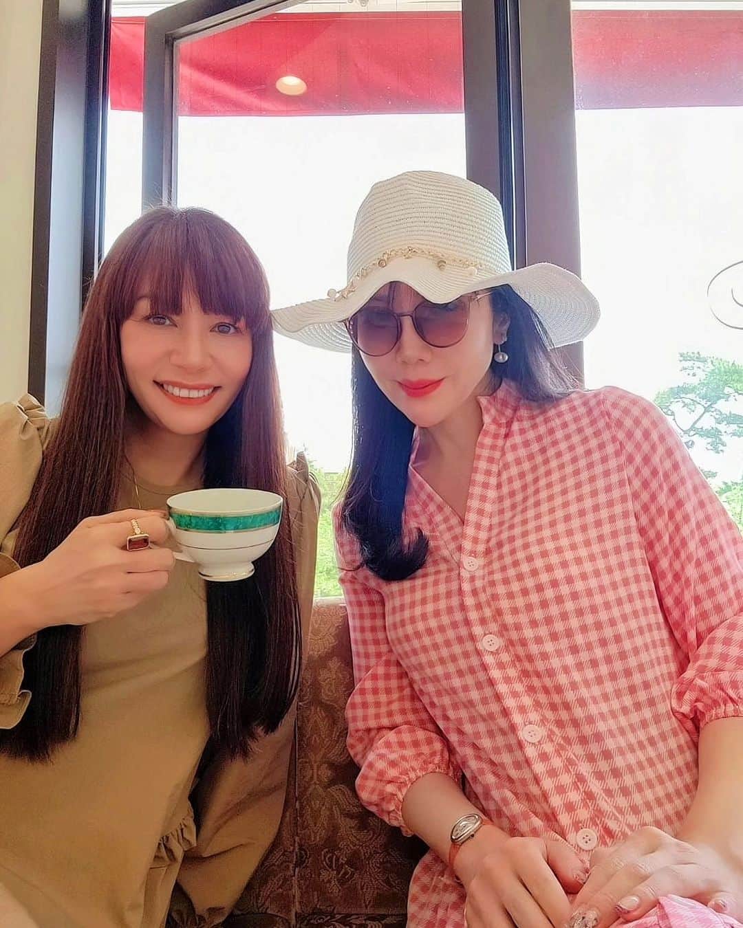 今堀恵理のインスタグラム：「GWの休日はル・ボヌール芦屋さんで @lebonheurashiya   ご近所のエリカちゃん @17eristar とゆっくりランチ🍴  ル・ボヌール芦屋さんは居心地が良くて景色も綺麗なんです。 ゆっくり出来るから好きです😌💓 久しぶりにオーナーの @hiromin.le.bonheur さんにも会えました🎶  可愛いエリカちゃんと美容、ファッションの情報交換が何時間出来て楽しかった💕  ファッションですが 私達は @shein_japan のお揃いアイテムも持ってます  私のこの日のコーデも @sheinofficial ギンガムチェックのワンピース 10000291 帽子 13305846 サングラス 9717195 ピアスもです✨ 今年のレジャーやフェスのお出かけもSHEINで決まりだね💓 割引クーポン有ります「JPSMF007」使うとお得です💕(有効期限 6月末日)  #ルボヌール芦屋 #ashiya #芦屋カフェ #SHEINforAll #SHEINmusicfest」