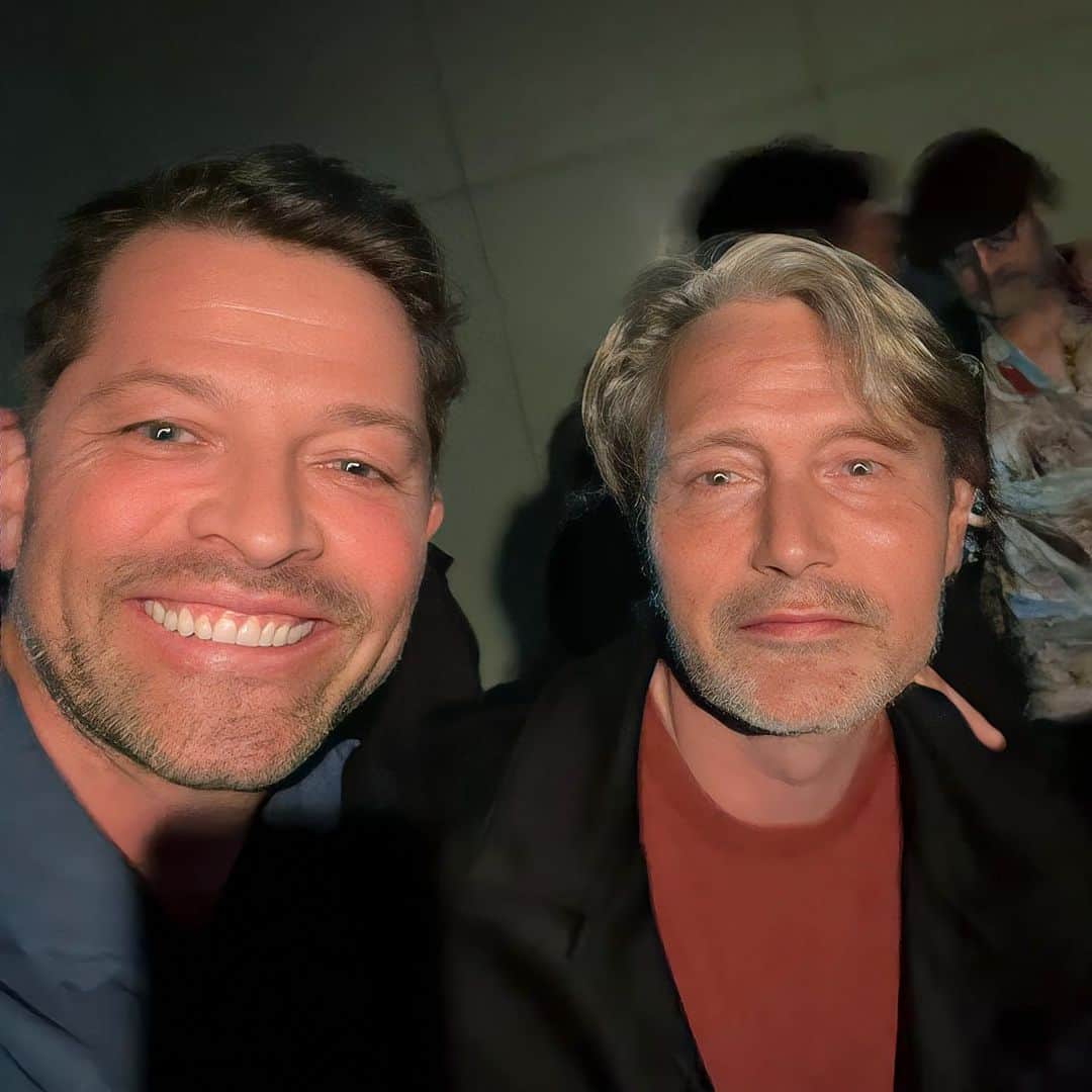 ミーシャ・コリンズのインスタグラム：「I made a new friend.」