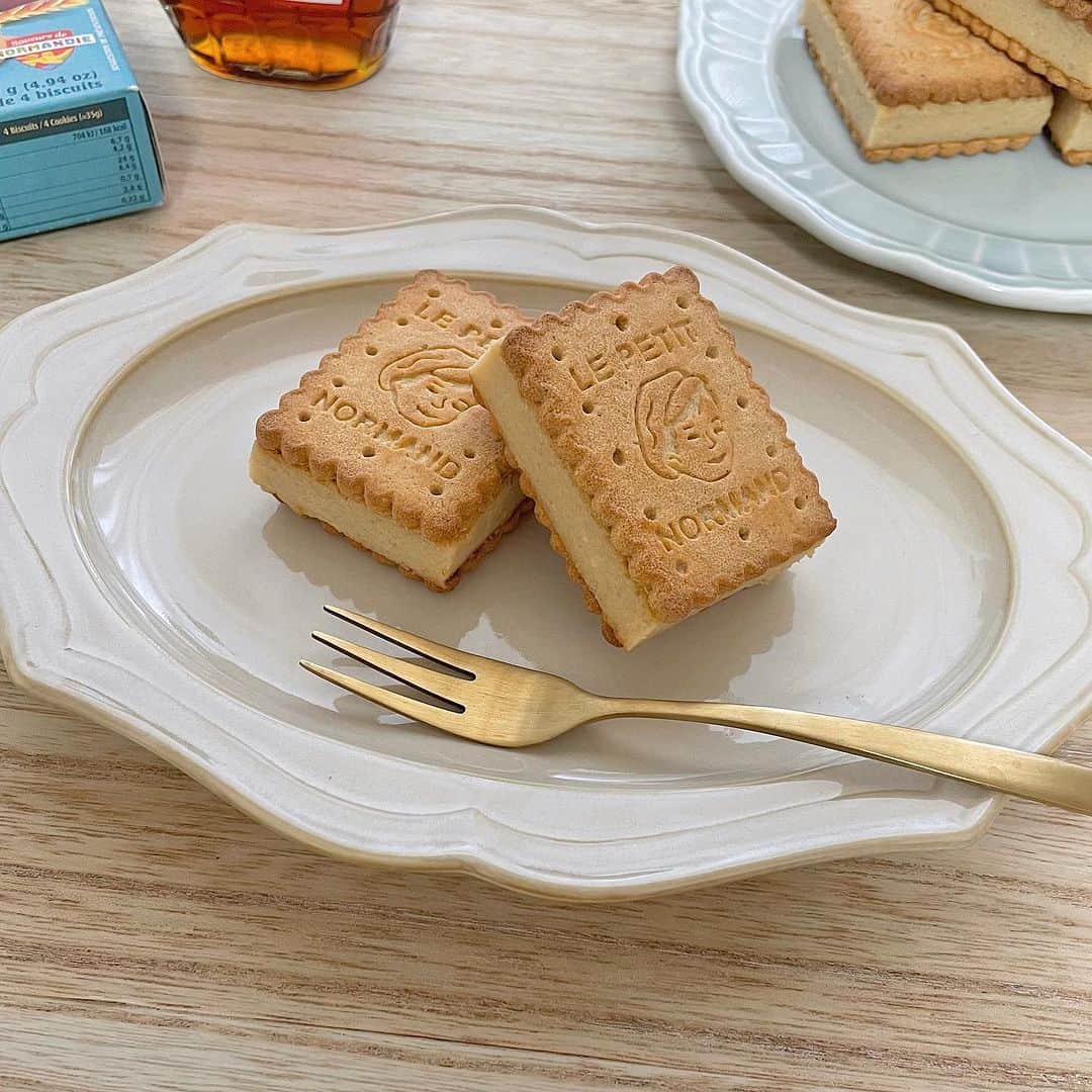 キタノ商事株式会社さんのインスタグラム写真 - (キタノ商事株式会社Instagram)「食べてみたい！と思ったらコメント欄に「🤎」作ってみたい！と思ったら「🇫🇷」で教えていただけると嬉しいです♡  🤎チーズケーキサンドのレシピをご紹介🤎 🇫🇷アベイ[ノルマンディ バタークッキー] チーズケーキサンド、試したことはありますか？ サンドアレンジはぜひおいしくてかわいいサブレで。  ノルマンディ バタークッキーは、上品なバターの香りがクオリティの高さを感じる🇫🇷ノルマンディサブレの代表ブランド、アベイから。酪農が盛んなエリアだからこそのフレッシュな牛乳からとれたバターを使用しているので、このおいしさが実現しています。簡単にお店みたいなかわいくておいしいサンドができる電子レンジで作る簡単チーズケーキサンドのレシピをご紹介します。ぜひ試してみてください。  🇫🇷アベイ[ノルマンディ バタークッキー] チーズケーキサンド  〈所要時間〉 約15分 ※ヨーグルトの水切り、粗熱をとる時間、冷蔵庫の冷却時間は含みません 〈材料・6個分〉 ・ノルマンディ バタークッキー 12枚 ・クリームチーズ 100g ・きび砂糖 30g ・卵 1個 ・コーンスターチ 大さじ1 ・A:水切りヨーグルト 50g、生クリーム 大さじ2、レモン汁 小さじ1、バニラオイル 少々  〈事前準備〉 ・水切りヨーグルトは、キッチンペーパーを敷いたザルにヨーグルト100〜150gを乗せ2時間水切りしておく ・クリームチーズと卵は常温に戻しておく 〈作り方〉 1.ボウルにクリームチーズときび砂糖を加えて、泡立て器で滑らかになるまで混ぜる。  2.1に卵を割りほぐして滑らかに混ぜ合わせ、コーンスターチをよく混ぜ合わせる。  3.2にAを加えてムラなく混ぜあわせ、ラップを敷いたスクエア型(15×15㎝レンジ対応スクエア型使用)に注ぎ、ふんわりとラップをかけて600wで3分半加熱する。  4.上のラップを外し、チーズケーキ生地が熱いうちに、ノルマンディ バタークッキーを並べて(3枚×2段)のせ、そのまま粗熱をとる。  5.4の粗熱がとれたら、クッキーの上にラップをかけて手または小さなまな板などをあててから逆さまにして、チーズケーキ生地を型から外し、生地の上にクッキーを3枚×2段に並べて、ラップで全体を包み、型に戻す。  6.5を冷蔵庫で30分冷やしかため、温めた包丁などで、クッキーの形に沿って6等分に切り分ける。はみ出したチーズケーキ生地も、温めた包丁で切り落とす。 ・ ・ クッキーはしっとり、水切りヨーグルトを使った濃厚チーズケーキは、ふんわりと香るバニラの香りも心地よく、クッキーとの相性も抜群です。ぜひお試しくださいね。  🤎 ＼食べてみたらぜひ教えてください／ 素敵な投稿をこちらのアカウントではご紹介させていただいております。 @kitano_kk と #ノルマンディバタークッキー のタグをつけて投稿してみてくださいね。ストーリーズでもフィードでもどちらでも🙆です♡みなさまの投稿をお待ちしております。  🤎 【販売店情報】 「ヨドバシ.com」にて🇫🇷アベイ[ノルマンディ バタークッキー］をお取り扱いいただいております。「ノルマンディ バタークッキー」でチェックしてくださいねhttps://www.yodobashi.com/  🤎 -------------- 🇫🇷アベイ[ノルマンディ バタークッキー］ 男の子のモチーフが目印のノルマンディ バタークッキーは🇫🇷フランス・ノルマンディという酪農が盛んな土地柄を活かし、新鮮なミルクやバターなど地域の原料を使用し、作られています。また、オート麦(オートミール)入りなので、ざくっとした食感もお楽しみいただけます。アベイ社は、傑出した伝統工芸を伝承・推進する優秀な企業に対してのみ発行される、無形文化財企業(EPV)として認定されています。希少性のある確かな技術がフランス政府にも認められ、ノルマンディサブレの象徴となっています。 -------------- 🤎  その他のレシピはハイライトの「アベイのレシピ」から投稿にジャンプいただくか、プロフィールのリンクにある当社ウェブサイト内「アレンジレシピ」でもご覧いただけます。  🤎 Recipe by @kitano_kk 🤎 Photo by @sonoko_yoshida 素敵な投稿ありがとうございます♡  #アベイ #ノルマンディバタークッキー #フランス #キタノ商事 #世界のおいしさをキタノから ・ ・ ・ ・ ・ #ノルマンディチョコチップクッキー #クッキー #サブレ #ビスケット #輸入菓子 #焼き菓子 #焼き菓子のある暮らし #焼き菓子好きな人と繋がりたい #おうちカフェ #レシピあり #チーズケーキサンド #ワンハンドチーズケーキ #アレンジレシピ #手作りお菓子 #チーズケーキ #おやつ #手作りおやつ #お菓子作り #wp_deli_japan #手作りスイーツ #クッキーサンド #お菓子作り好きな人と繋がりたい #おうちおやつ #今日のおやつ」5月8日 8時00分 - kitano_kk