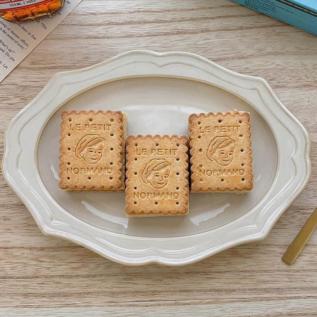 キタノ商事株式会社さんのインスタグラム写真 - (キタノ商事株式会社Instagram)「食べてみたい！と思ったらコメント欄に「🤎」作ってみたい！と思ったら「🇫🇷」で教えていただけると嬉しいです♡  🤎チーズケーキサンドのレシピをご紹介🤎 🇫🇷アベイ[ノルマンディ バタークッキー] チーズケーキサンド、試したことはありますか？ サンドアレンジはぜひおいしくてかわいいサブレで。  ノルマンディ バタークッキーは、上品なバターの香りがクオリティの高さを感じる🇫🇷ノルマンディサブレの代表ブランド、アベイから。酪農が盛んなエリアだからこそのフレッシュな牛乳からとれたバターを使用しているので、このおいしさが実現しています。簡単にお店みたいなかわいくておいしいサンドができる電子レンジで作る簡単チーズケーキサンドのレシピをご紹介します。ぜひ試してみてください。  🇫🇷アベイ[ノルマンディ バタークッキー] チーズケーキサンド  〈所要時間〉 約15分 ※ヨーグルトの水切り、粗熱をとる時間、冷蔵庫の冷却時間は含みません 〈材料・6個分〉 ・ノルマンディ バタークッキー 12枚 ・クリームチーズ 100g ・きび砂糖 30g ・卵 1個 ・コーンスターチ 大さじ1 ・A:水切りヨーグルト 50g、生クリーム 大さじ2、レモン汁 小さじ1、バニラオイル 少々  〈事前準備〉 ・水切りヨーグルトは、キッチンペーパーを敷いたザルにヨーグルト100〜150gを乗せ2時間水切りしておく ・クリームチーズと卵は常温に戻しておく 〈作り方〉 1.ボウルにクリームチーズときび砂糖を加えて、泡立て器で滑らかになるまで混ぜる。  2.1に卵を割りほぐして滑らかに混ぜ合わせ、コーンスターチをよく混ぜ合わせる。  3.2にAを加えてムラなく混ぜあわせ、ラップを敷いたスクエア型(15×15㎝レンジ対応スクエア型使用)に注ぎ、ふんわりとラップをかけて600wで3分半加熱する。  4.上のラップを外し、チーズケーキ生地が熱いうちに、ノルマンディ バタークッキーを並べて(3枚×2段)のせ、そのまま粗熱をとる。  5.4の粗熱がとれたら、クッキーの上にラップをかけて手または小さなまな板などをあててから逆さまにして、チーズケーキ生地を型から外し、生地の上にクッキーを3枚×2段に並べて、ラップで全体を包み、型に戻す。  6.5を冷蔵庫で30分冷やしかため、温めた包丁などで、クッキーの形に沿って6等分に切り分ける。はみ出したチーズケーキ生地も、温めた包丁で切り落とす。 ・ ・ クッキーはしっとり、水切りヨーグルトを使った濃厚チーズケーキは、ふんわりと香るバニラの香りも心地よく、クッキーとの相性も抜群です。ぜひお試しくださいね。  🤎 ＼食べてみたらぜひ教えてください／ 素敵な投稿をこちらのアカウントではご紹介させていただいております。 @kitano_kk と #ノルマンディバタークッキー のタグをつけて投稿してみてくださいね。ストーリーズでもフィードでもどちらでも🙆です♡みなさまの投稿をお待ちしております。  🤎 【販売店情報】 「ヨドバシ.com」にて🇫🇷アベイ[ノルマンディ バタークッキー］をお取り扱いいただいております。「ノルマンディ バタークッキー」でチェックしてくださいねhttps://www.yodobashi.com/  🤎 -------------- 🇫🇷アベイ[ノルマンディ バタークッキー］ 男の子のモチーフが目印のノルマンディ バタークッキーは🇫🇷フランス・ノルマンディという酪農が盛んな土地柄を活かし、新鮮なミルクやバターなど地域の原料を使用し、作られています。また、オート麦(オートミール)入りなので、ざくっとした食感もお楽しみいただけます。アベイ社は、傑出した伝統工芸を伝承・推進する優秀な企業に対してのみ発行される、無形文化財企業(EPV)として認定されています。希少性のある確かな技術がフランス政府にも認められ、ノルマンディサブレの象徴となっています。 -------------- 🤎  その他のレシピはハイライトの「アベイのレシピ」から投稿にジャンプいただくか、プロフィールのリンクにある当社ウェブサイト内「アレンジレシピ」でもご覧いただけます。  🤎 Recipe by @kitano_kk 🤎 Photo by @sonoko_yoshida 素敵な投稿ありがとうございます♡  #アベイ #ノルマンディバタークッキー #フランス #キタノ商事 #世界のおいしさをキタノから ・ ・ ・ ・ ・ #ノルマンディチョコチップクッキー #クッキー #サブレ #ビスケット #輸入菓子 #焼き菓子 #焼き菓子のある暮らし #焼き菓子好きな人と繋がりたい #おうちカフェ #レシピあり #チーズケーキサンド #ワンハンドチーズケーキ #アレンジレシピ #手作りお菓子 #チーズケーキ #おやつ #手作りおやつ #お菓子作り #wp_deli_japan #手作りスイーツ #クッキーサンド #お菓子作り好きな人と繋がりたい #おうちおやつ #今日のおやつ」5月8日 8時00分 - kitano_kk