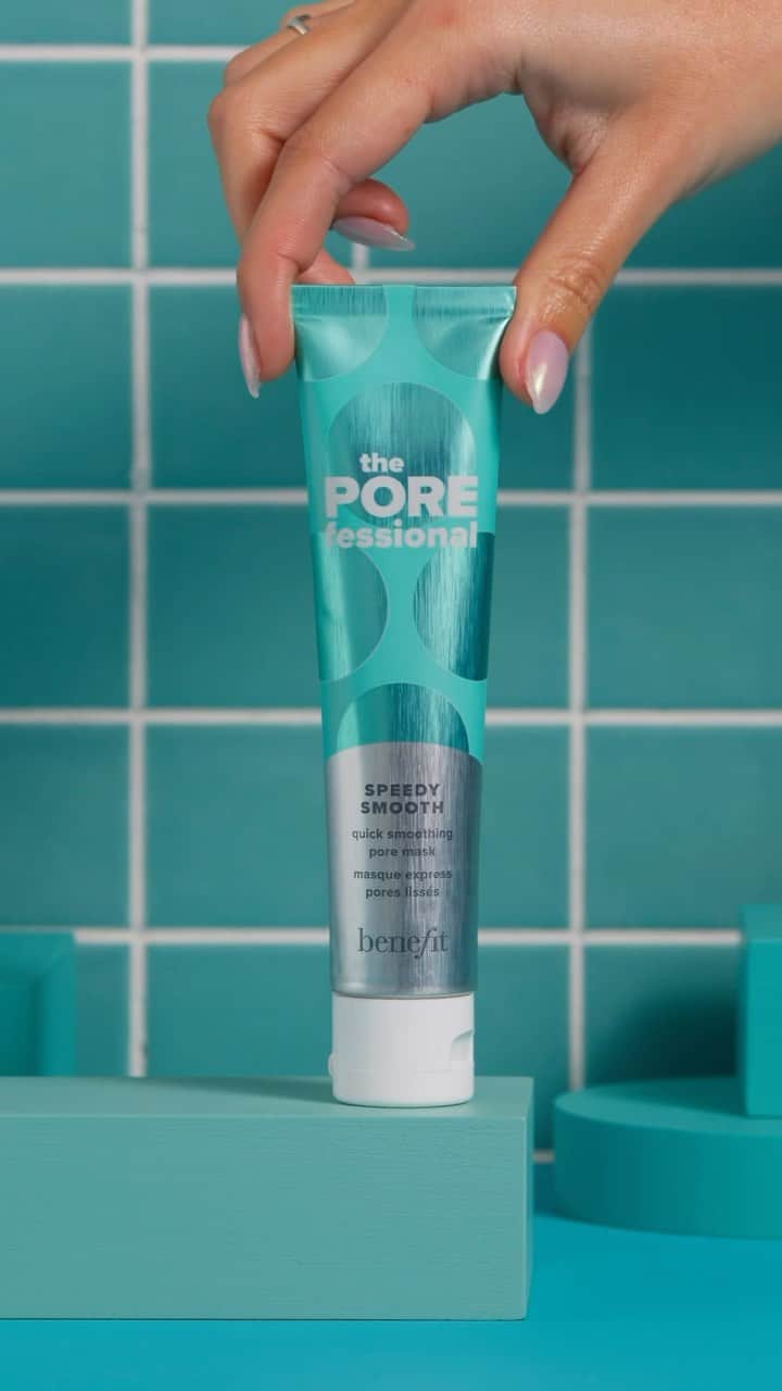 Benefit Cosmeticsのインスタグラム：「In need of a quick pick-me-up for pores? You just found it! The #POREfessional Speedy Smooth Mask is the 10 minute quick fix for dull skin. 😴💫 ⁠ ⁠ 🌼 Celeryseed & Flax seed extracts refine pores. ⁠ 🌼 Hyaluronic acid, squalane, sea silt hydrate & exfoliate. ⁠ 🌼 Bisabolol & kaolin clay soothe & control oil.⁠ ⁠ #benefitcosmetics #makeup #beauty #porecare #POREfessional #skincare #masks」