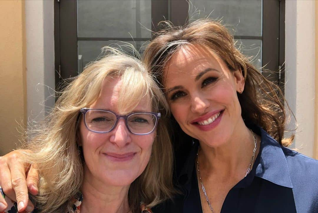 ジェニファー・ガーナーさんのインスタグラム写真 - (ジェニファー・ガーナーInstagram)「#TheLastThingHeToldMe was powered by women, starting with our author, @lauradaveauthor, our executive producers/producers @reesewitherspoon @laurenneu @merrieats @jamieeros @astrumwa @josie_craven @ayeshcube. On top of this— every frame of every episode was directed by these brilliant women: 1. @livinewman - ⭐️Our Fearless Leader⭐️ (Episodes 1, 2, 7) We love you, Livi! 2. #DenizErgüven -🎨 L’Artiste🎨 (Episodes 3, 4) 3. @dzmayer - 👊The Badass👊 (Episode 5) 4. #LilaNeugebauer - ✨The Maestra ✨(Episode 6) .  @jsinger10 - may be a man, but he is so awesome I am including him here. He’s a brilliant writer (GO @writersguildwest @wgaeast, nothing happens without WRITERS) and led our show with tireless exactitude and an open heart. He is the world’s best fan and has a gift for lifting up women around him —starting with his wife, Laura Dave, to our directors and finally @angourierice and me. ♥️」5月8日 8時01分 - jennifer.garner