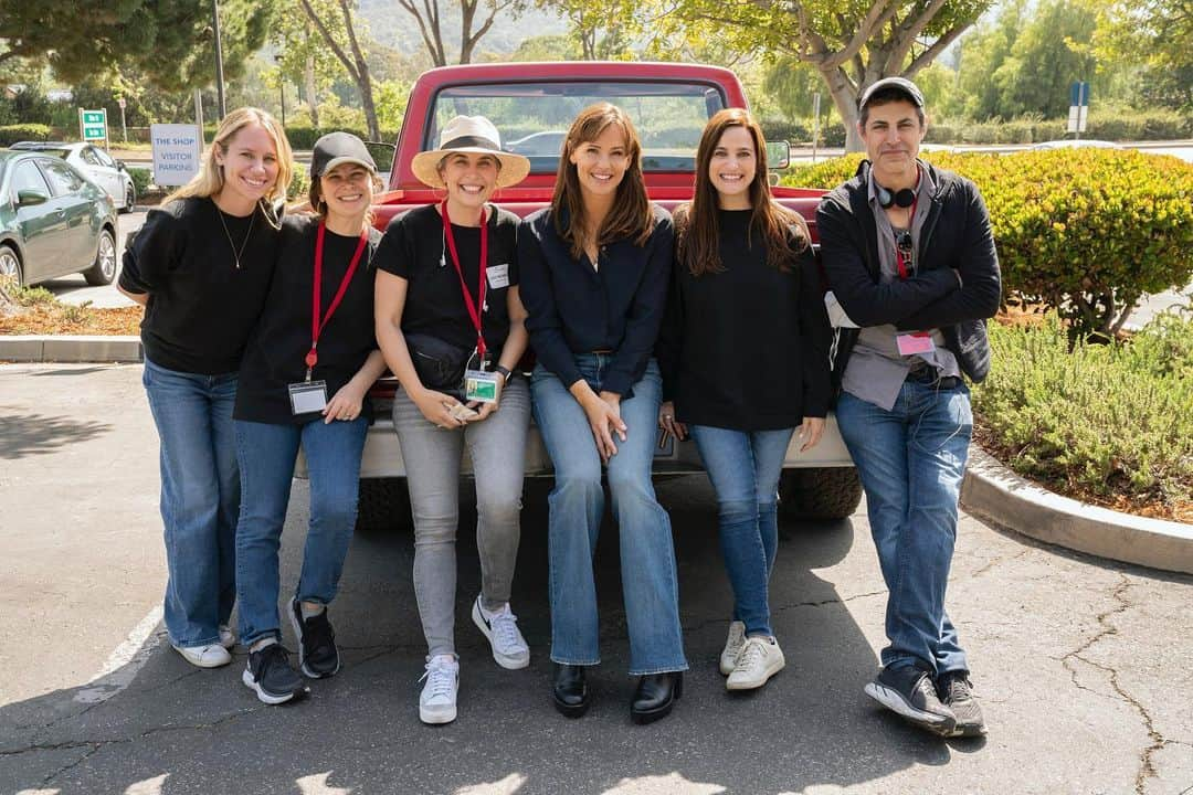 ジェニファー・ガーナーさんのインスタグラム写真 - (ジェニファー・ガーナーInstagram)「#TheLastThingHeToldMe was powered by women, starting with our author, @lauradaveauthor, our executive producers/producers @reesewitherspoon @laurenneu @merrieats @jamieeros @astrumwa @josie_craven @ayeshcube. On top of this— every frame of every episode was directed by these brilliant women: 1. @livinewman - ⭐️Our Fearless Leader⭐️ (Episodes 1, 2, 7) We love you, Livi! 2. #DenizErgüven -🎨 L’Artiste🎨 (Episodes 3, 4) 3. @dzmayer - 👊The Badass👊 (Episode 5) 4. #LilaNeugebauer - ✨The Maestra ✨(Episode 6) .  @jsinger10 - may be a man, but he is so awesome I am including him here. He’s a brilliant writer (GO @writersguildwest @wgaeast, nothing happens without WRITERS) and led our show with tireless exactitude and an open heart. He is the world’s best fan and has a gift for lifting up women around him —starting with his wife, Laura Dave, to our directors and finally @angourierice and me. ♥️」5月8日 8時01分 - jennifer.garner