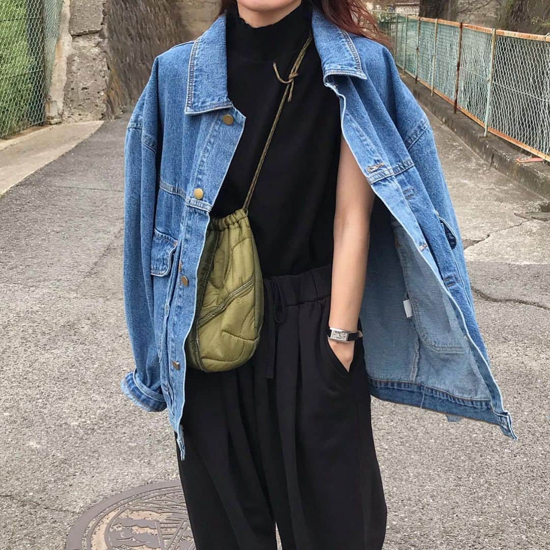 kumikaさんのインスタグラム写真 - (kumikaInstagram)「ブラックコーデに、デニムジャケット🌸  @gicipi_japan_official の新作、TITANIO モックネックのコットン100のノースリニットソー❤️ 着心地良すぎてシルエット綺麗すぎて。。✨ 届いたばっかりで早く着たくてインナーに☺️💓  @nugu_klee のお気に入りのデニムジャケット肩掛け🌸  オーバーサイズデニムジャケット/blue  愛用しすぎのお気に入り💕 これは流行り関係なく真夏以外ずっと着れる🙆‍♀️  GW、director dayで、たくさんご購入していただきありがとうございます💕 お休み中に楽しくお買い物していただけたみたいで、DMもたくさん嬉しいです🥰🙏  GWプロモーション （全商品10%off.送料無料）は、 本日5/8 16:59までやってます♡ . . . outer @nugu_klee  tops#gicipi pants#uniqlou  bag#oddment shoes#paraboot . . . #デニムコーデ#ブラックコーデ#デニムジャケット#gジャン #ジチピ#スウェットパンツコーデ#uniqlo#ユニクロ#ユニクロコーデ#古着コーデ#古着女子#軍物リメイク#パラブーツミカエル #パラブーツ#パーマヘア #tbt#ootd#instafashion#outfit#ママコーデ」5月8日 8時11分 - kumika_iiio2