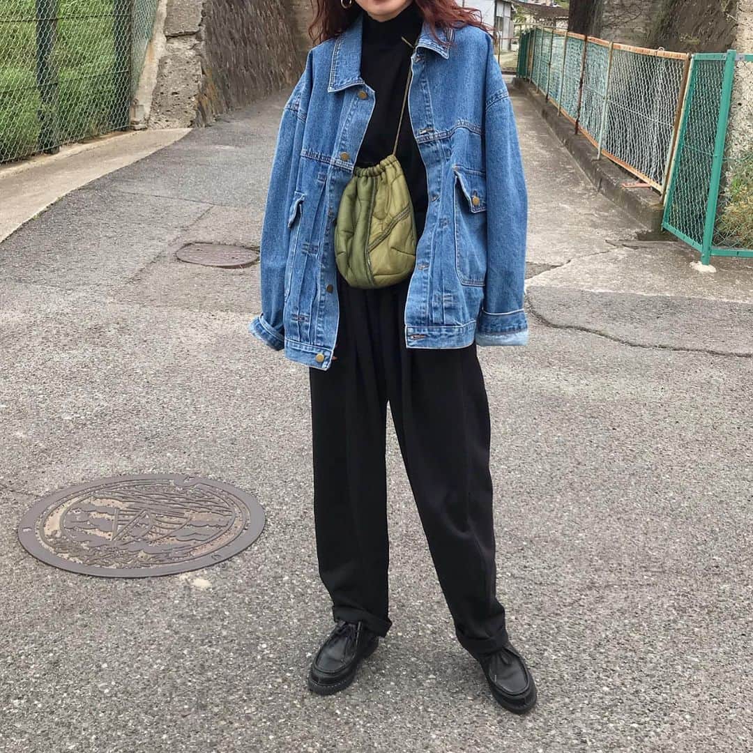 kumikaさんのインスタグラム写真 - (kumikaInstagram)「ブラックコーデに、デニムジャケット🌸  @gicipi_japan_official の新作、TITANIO モックネックのコットン100のノースリニットソー❤️ 着心地良すぎてシルエット綺麗すぎて。。✨ 届いたばっかりで早く着たくてインナーに☺️💓  @nugu_klee のお気に入りのデニムジャケット肩掛け🌸  オーバーサイズデニムジャケット/blue  愛用しすぎのお気に入り💕 これは流行り関係なく真夏以外ずっと着れる🙆‍♀️  GW、director dayで、たくさんご購入していただきありがとうございます💕 お休み中に楽しくお買い物していただけたみたいで、DMもたくさん嬉しいです🥰🙏  GWプロモーション （全商品10%off.送料無料）は、 本日5/8 16:59までやってます♡ . . . outer @nugu_klee  tops#gicipi pants#uniqlou  bag#oddment shoes#paraboot . . . #デニムコーデ#ブラックコーデ#デニムジャケット#gジャン #ジチピ#スウェットパンツコーデ#uniqlo#ユニクロ#ユニクロコーデ#古着コーデ#古着女子#軍物リメイク#パラブーツミカエル #パラブーツ#パーマヘア #tbt#ootd#instafashion#outfit#ママコーデ」5月8日 8時11分 - kumika_iiio2