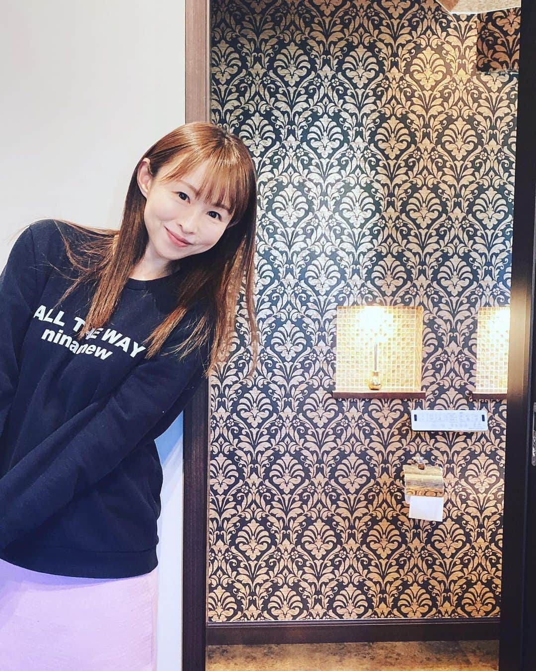 大堀恵のインスタグラム：「連休明けの学校送り出しは体が痺れるわ〜😮‍💨 楽しい楽しいＧＷが終わってしまいました〜😭 なんと、東ＭＡＸさんの舘山の別荘にお泊まりさせていただきました🚢🌊 番組でずっと拝見していたので、ゴールドのお手洗いに感動🥹🌟🚽手を合わせて拝むよね🙏🤭 娘の学校のお友達家族とお泊まりしたり、潮干狩りもして最高に楽しいＧＷでした🐚最終日もまたすぐ我が家に来てもらって、美味しい白ワイン🍾と主人が作ったパエリア🥘で乾杯🥂🥂 我が家に新しいおもちゃもやってきた‼️🎰😂お菓子を入れて、子供たちが夢中になって遊んでくれました❣️あ、マリオの映画も観たよ❤︎実家にも寄れました🌊楽しい楽しい思い出が頭の中で大渋滞よ💞 #ＧＷ #千葉」