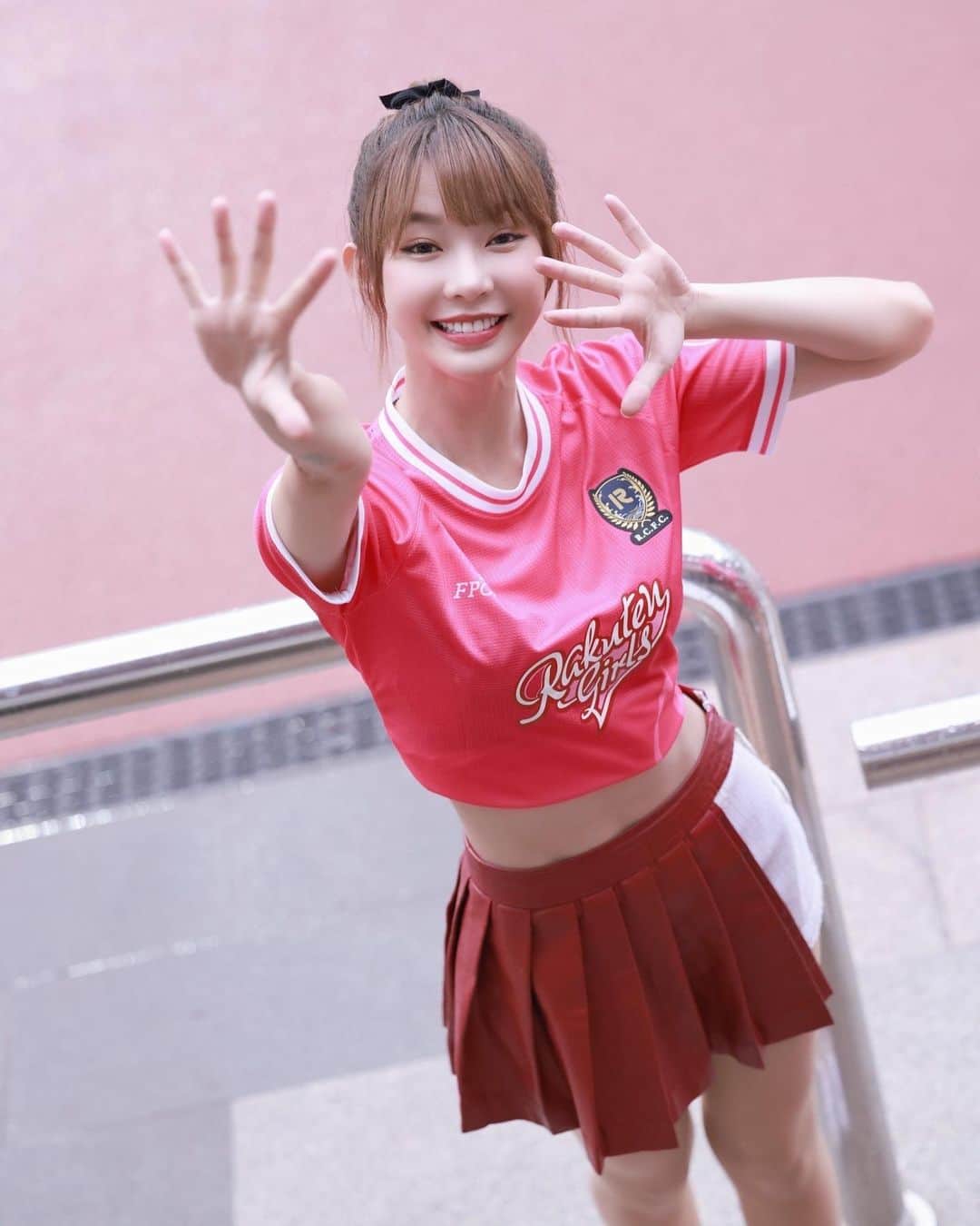 Yuriさんのインスタグラム写真 - (YuriInstagram)「謝謝香港的你們✨ 給了我們滿滿的熱情跟歡迎❤️❤️❤️☺️🫶 紀念第一次在香港的足球隊應援⚽️  感謝 @rcfootballclub 這麼用心！看到大家穿的球衣都是Rakuten Girls的時候真的好感動✨也恭喜最讚最帥的你們在這場比賽不畏風雨拿下勝利✌🏻💪🔥  本來想要在香港初登場能夠美美登場，沒想到直接遇到紅雨警報🥲很可惜沒辦法讓你們看到更完美的表演，我們狼狽到不行你們卻還是滿滿歡呼聲👍 整晚睡夢中都還覺得好幸福！  在香港我們體驗到了多慧等級的待遇，已滿足😜🥹 然後希望下次不要再坐凌晨桃園飛機飛去工作， 我好腫🥲眼睛也好重！（什麼用法？） 球賽一結束完全立刻斷電！  早安，香港🇭🇰 許願今天好天氣🌞🙏  -  圖5 ：自拍意外拍到很多人！😍」5月8日 8時16分 - xx15995