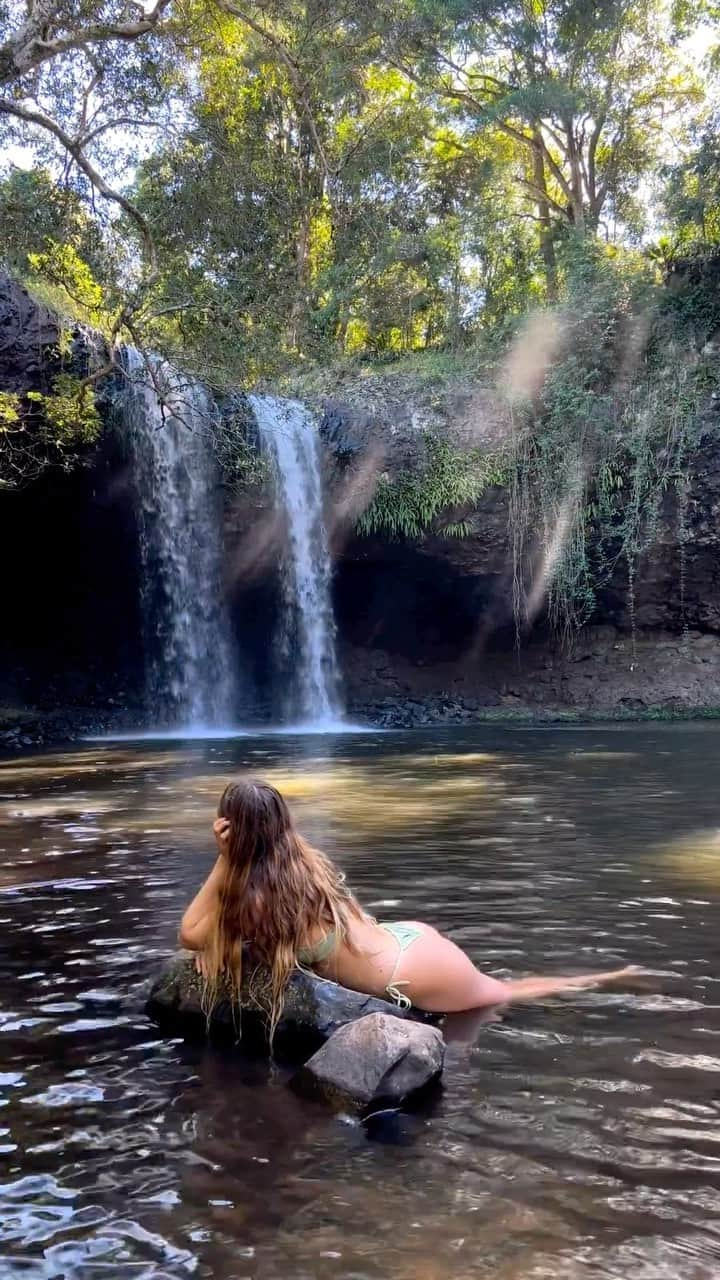 アラナ・ブランチャードのインスタグラム：「Magical waterfall in Australia. We have been here for about 3 weeks now and we are still finding our groove. It’s starting to get cold and us hawaii babies don’t know how to dress at all😂 (don’t tell me it dosnt get cold while your wearing pants and a jacket…. It’s cold🤣) We have moved a lot since having Koda and to be honest I don’t want to ever move again. We are gona try to make Australia and Kauai our home base. I don’t know how that will go but we can only try😅 excited for what’s to come in our lil adventure.」