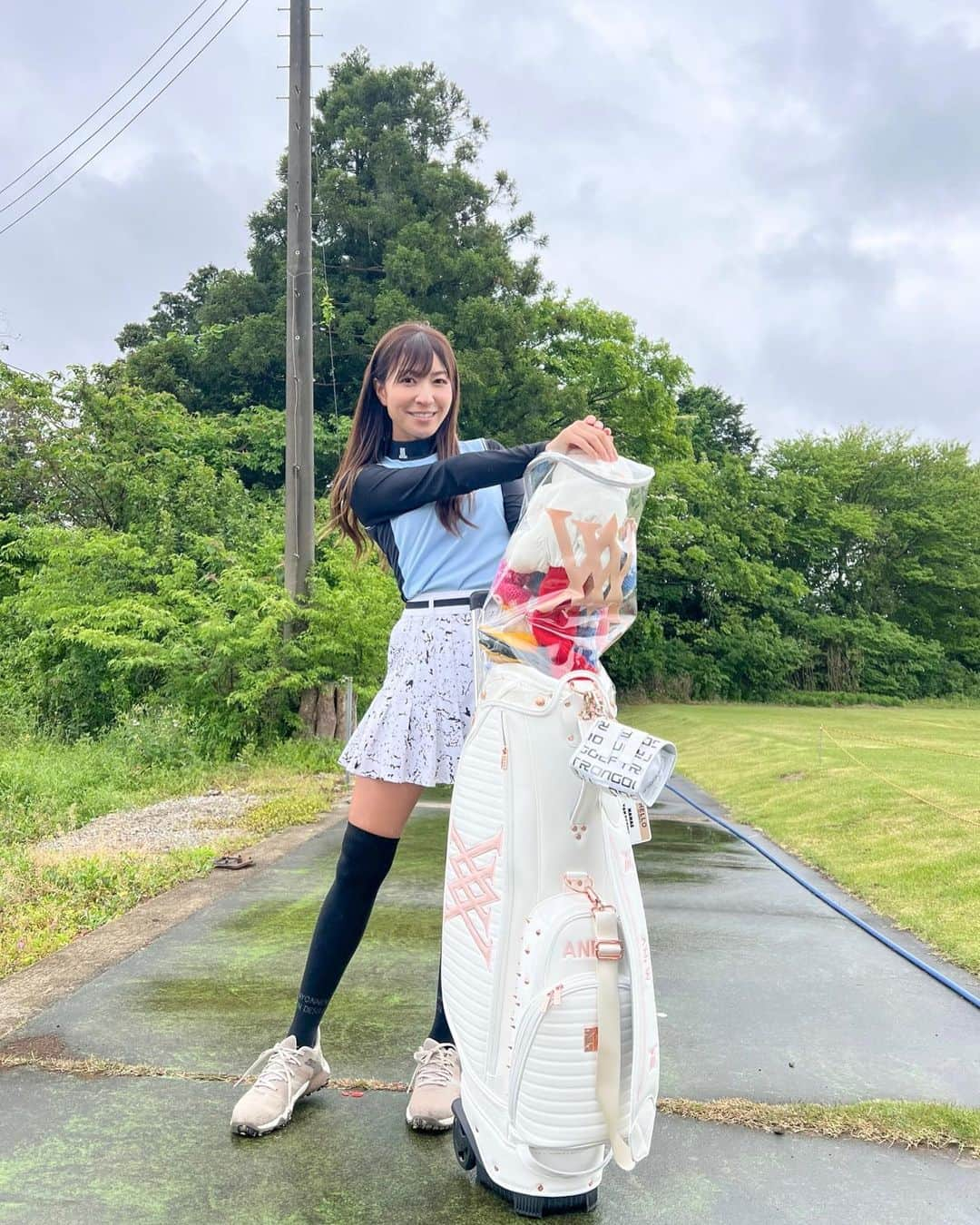 高沢奈苗さんのインスタグラム写真 - (高沢奈苗Instagram)「.  移動に便利なキャディーバッグ🤍  @anewgolf_japan  前から発売している物だけど、ずっと気になってた🥹❣️ これ、ローラーが付いていて転がせるの✨  カバーもクリアで中が見えてかわいい😍🤍🤍🤍  .  👚 @lanvin_sport_official   #anew #anewgolf #アニューゴルフ  #アニュー #ゴルフファッション #ゴルフウェア #ゴルフ #スタンドバッグ #キャディーバッグ #ゴルフ女子  #ランバンスポール #トロンゴルフ」5月8日 8時22分 - nanaetakasawa