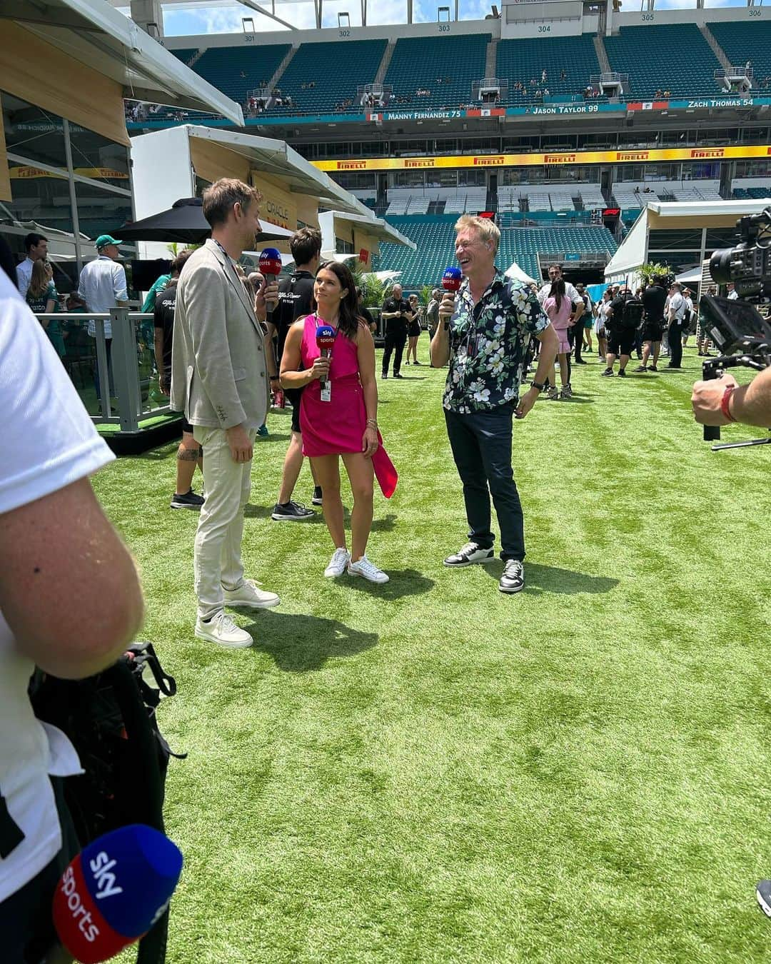 ダニカ・パトリックさんのインスタグラム写真 - (ダニカ・パトリックInstagram)「Miami @f1 💗 great to see the crew from @skysportsf1 again. They are the reason I am doing 7 races this year. So fun!」5月8日 8時19分 - danicapatrick