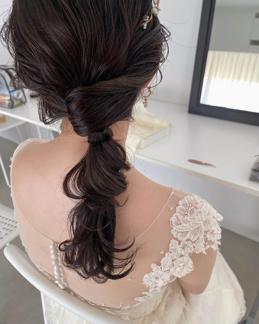 sakincho1028のインスタグラム：「wedding hair ドレスと花嫁様の雰囲気に合わせて🌼  #sakinchohair   #hairarrange#hair#arrange#hairset#ヘアアレンジ#アレンジ#ヘアセット#豊橋#前撮り#ウェディングドレス#フォトウェディング#ブライダルフォト#豊橋美容室#結婚式#ブライダル#ヘアメイク#出張ヘアメイク#ブライダルヘア#ウェディングヘア#花嫁ヘア」