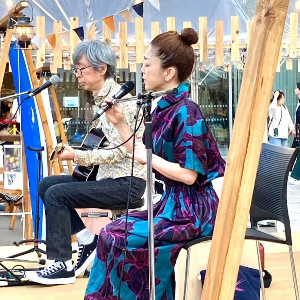 birdさんのインスタグラム写真 - (birdInstagram)「太陽と星空のサーカス 5/4（木・祝）@ 二子玉川ライズ　中央広場（東京）  気持ちいい夕暮れの時間。集まってくださったみなさん、ありがとうございました！ 手拍子や笛など、演奏が賑やかになって楽しかったです。  スタッフのみなさん、お世話になりました！  次の東京でのライブは来月6/2ビルボードライブ東京になります。よろしくお願いします🎤  2枚目の写真は、デビューの頃からお世話になっている石井さんが撮ってくれました。  #太陽と星空のサーカス  #東京 #樋口直彦 #bird」5月8日 8時30分 - birdwatchnet