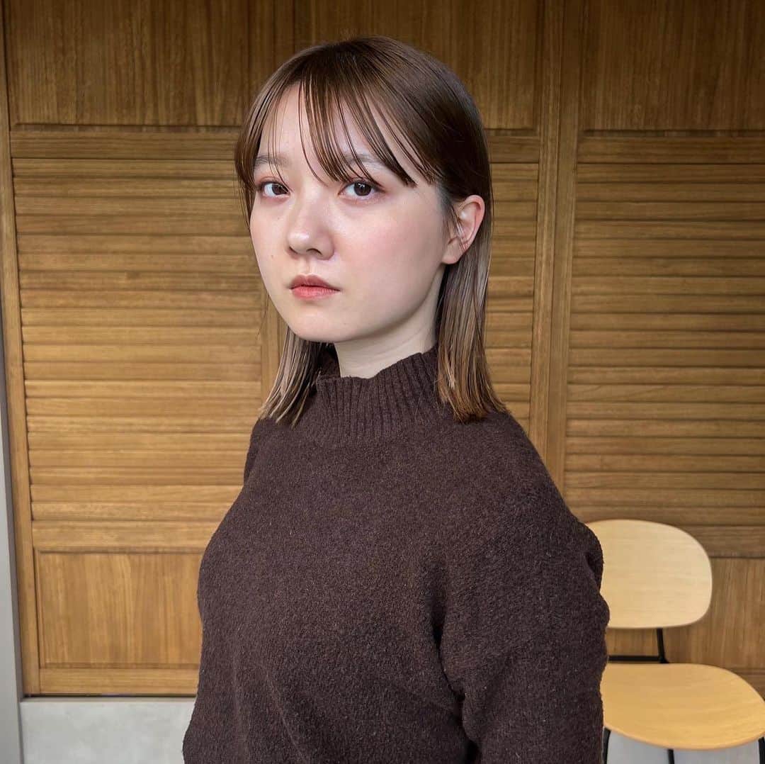 柴崎汐理のインスタグラム：「年明けの写真📸 この時の髪の長さ好き✨  2枚目 最近友達と会って笑う分、目元のシワが気になり始め、、、 Dr. twentyproject “ Lifderm Auto Eye Cream “ を頂いたので使ってみました！  個人的によかったポイントは2つ ①アプリケーターはキャップを外すと、電源入ってそのままクリームを塗れる！（手がベタつかない） ②目元をしっとりさせて乾燥を防ぐ  社会人になって肌の変化も感じてきてるからスキンケア頑張ろう☺️  #PR #アイクリーム #スキンケア」