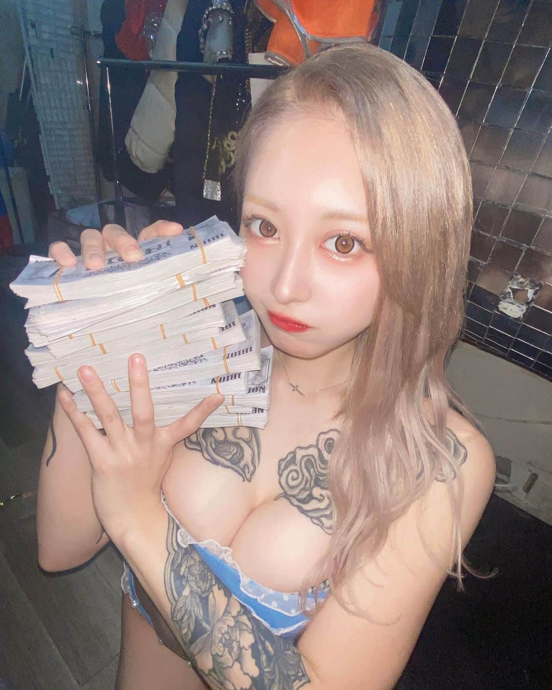 みなのインスタグラム：「ぎゃるが毎日投稿がんばってます いぇいいぇい おはようございます。 梅雨なの？？、🐱 🫧･*˚✩∗💎🫧*ﾟ⋆｡˚✩⋆｡˚✰⋆｡:ﾟ･*💎🫧✩」