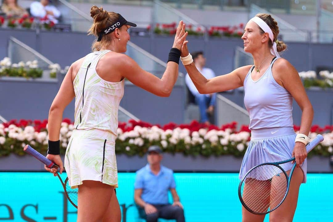 ビクトリア・アザレンカさんのインスタグラム写真 - (ビクトリア・アザレンカInstagram)「First doubles title together w/ @biahaddadmaia  Congratulations to the @jpegula and @cocogauff for the final! Both of you such class and amazing players and competitors!  Thank you to Bia for the incredible week! I had a lot of fun sharing the court with you!  Thank you to the all the fans around the world who supports and who come to watch us play and to the fans in 🇪🇸  Thank you to my team for the support and dedication!  Thank you to all the people who worked very hard and cared for us!   I have to give a special shout-out to 🇧🇷 fans for your support and passion! 🤙🏻 ❤️」5月8日 8時27分 - vichka35