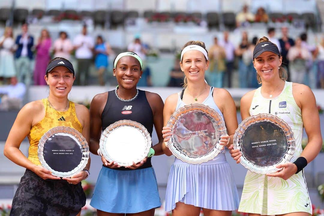 ビクトリア・アザレンカさんのインスタグラム写真 - (ビクトリア・アザレンカInstagram)「First doubles title together w/ @biahaddadmaia  Congratulations to the @jpegula and @cocogauff for the final! Both of you such class and amazing players and competitors!  Thank you to Bia for the incredible week! I had a lot of fun sharing the court with you!  Thank you to the all the fans around the world who supports and who come to watch us play and to the fans in 🇪🇸  Thank you to my team for the support and dedication!  Thank you to all the people who worked very hard and cared for us!   I have to give a special shout-out to 🇧🇷 fans for your support and passion! 🤙🏻 ❤️」5月8日 8時27分 - vichka35