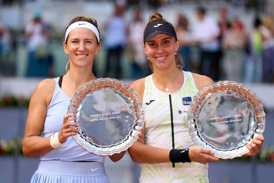 ビクトリア・アザレンカのインスタグラム：「First doubles title together w/ @biahaddadmaia  Congratulations to the @jpegula and @cocogauff for the final! Both of you such class and amazing players and competitors!  Thank you to Bia for the incredible week! I had a lot of fun sharing the court with you!  Thank you to the all the fans around the world who supports and who come to watch us play and to the fans in 🇪🇸  Thank you to my team for the support and dedication!  Thank you to all the people who worked very hard and cared for us!   I have to give a special shout-out to 🇧🇷 fans for your support and passion! 🤙🏻 ❤️」