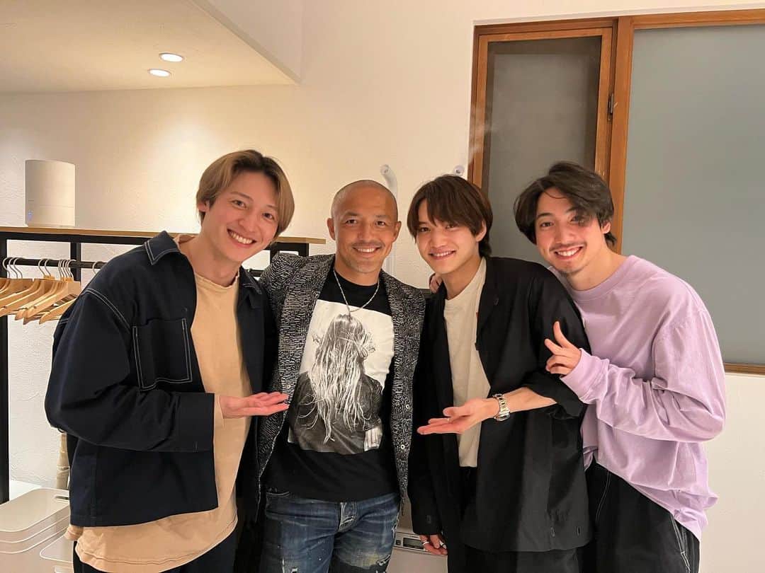 小野伸二のインスタグラム：「キングダムの舞台を観に行かせていただきました😁  そして偶然にもこんな素敵な出会いが🤭  金山様ありがとうございました🙇  #キングダム  #舞台  #札幌  @hiroki_miura0324  @yuki_kamisato  @shotaro_arisawa」