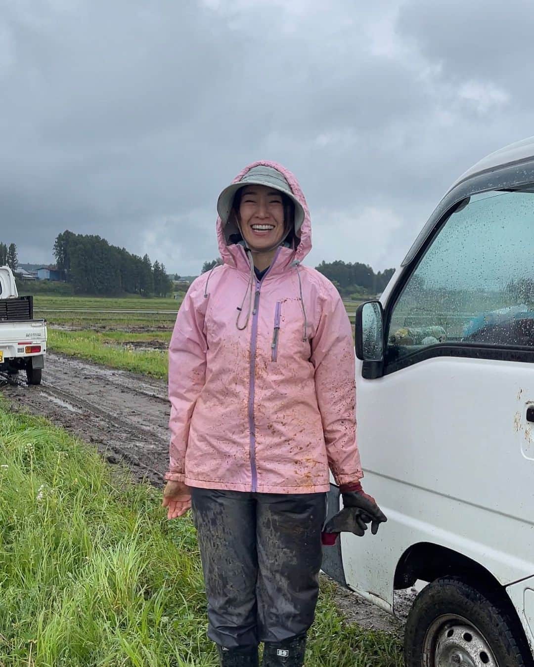 森下千里のインスタグラム：「雨の農作業☔️  もうちょっとちゃんと撮りたかったのですが、 そんな余裕はなく…  パレットを積む作業を お手伝いさせていただきましたが、 大分、上手になったと少し褒めていただきました。足手まといにならなければ幸い。  明日から平日になり、 お手伝いに来ていた人たちは来れなくなります。 農家さんたちはGW休まず作業をしていても、 面積も広く、まだかかりそうとのこと。 当たり前ですが、人が多いと作業は捗る。  こうして参加させていただくと、 食べ物のありがたみを感じます。  東京に出て働き始めた頃、祖母(農家)からお米を送ってもらっていました。ロケ弁ばかりが続くと、たまにおにぎりを作って現場に持って行っていました。ほっとするんですよね。  その時も喜んで受け取っていたけれど、今、お米をいただくことに、有り難みを以前より増して感じます。  もう祖母は亡くなってしまったのですが、 ありがとうをもっと伝えればよかったと後悔しています。それにもっと色んな話を聞いていればよかったと思います。  祖母の時代は、まだまだ機械化されていない部分も多く、苦労もあったと思いますが、家族も多く、夏はスイカ🍉を庭で食べてタネ飛ばしして遊び、冬には餅つきをして楽しく遊ばせてもらった記憶が残っています。  こうした経験ができること、させてもらえたことに感謝しつつ、 日本の食文化、食材、環境、あらゆる面で考えてもとても大切な第一産業を守るためにも、  まずは、みんなでご飯🍚を食べよう！！  (宮城はお魚も牡蠣も🦪ホヤも美味しいので、 そちらもよろしくお願いします)」
