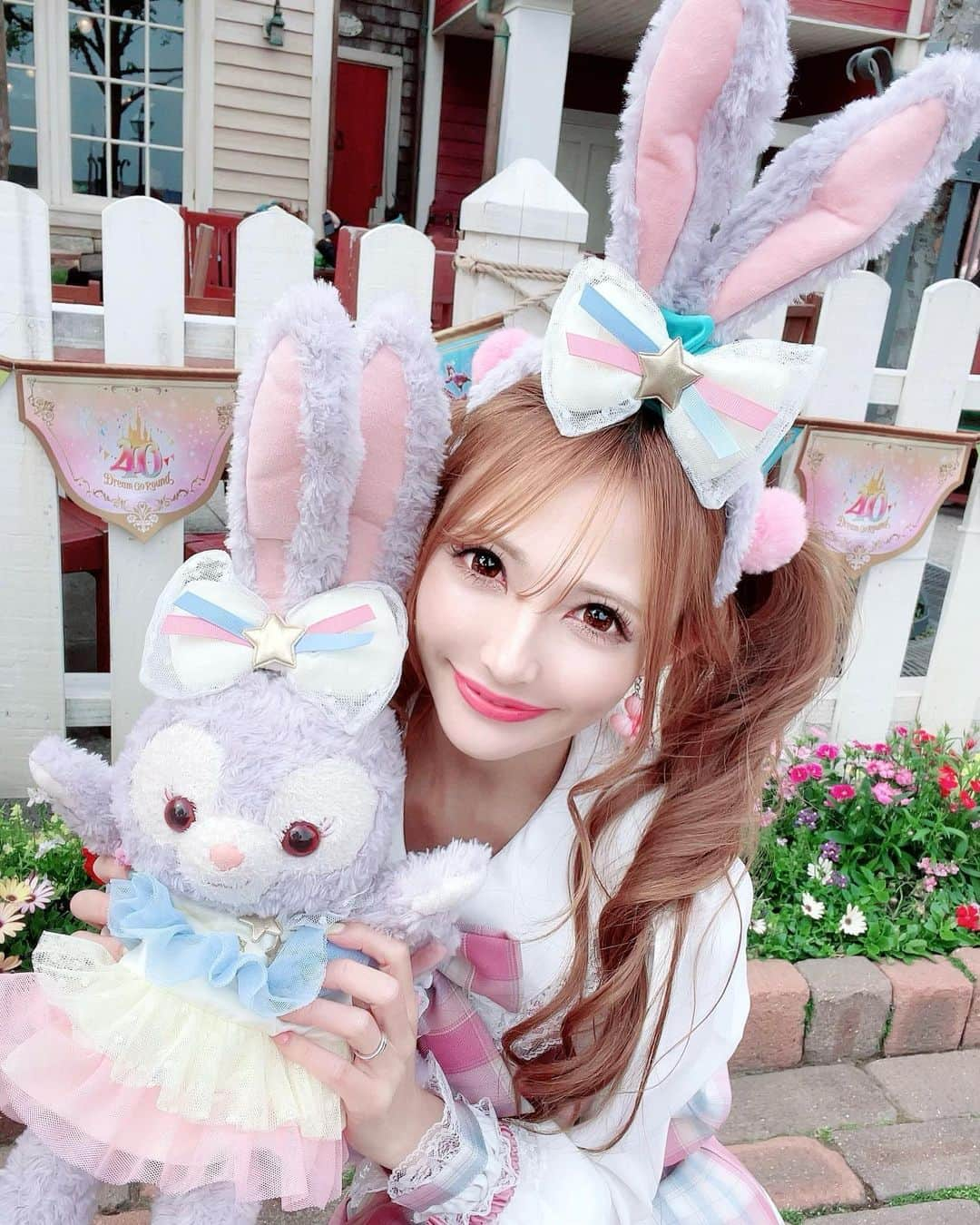 寿リリカさんのインスタグラム写真 - (寿リリカInstagram)「♡ ルーちゃん🐰💗💜 新しいお洋服とおりぼんが可愛すぎたぁ💖👗🎀 ♡ なめちゃんのルーちゃんのおりぼんをカチューシャにつけてなかよく撮り合いっこしたの😍😍 ♡ #ステラルー #ステラルーコーデ #ステラルーコスチューム #ステラルーグッズ #ステラルーぬいぐるみ #ダッフィーフレンズ #シー #ディズニーコーデ #disneysea」5月8日 8時34分 - ririkakotobuki